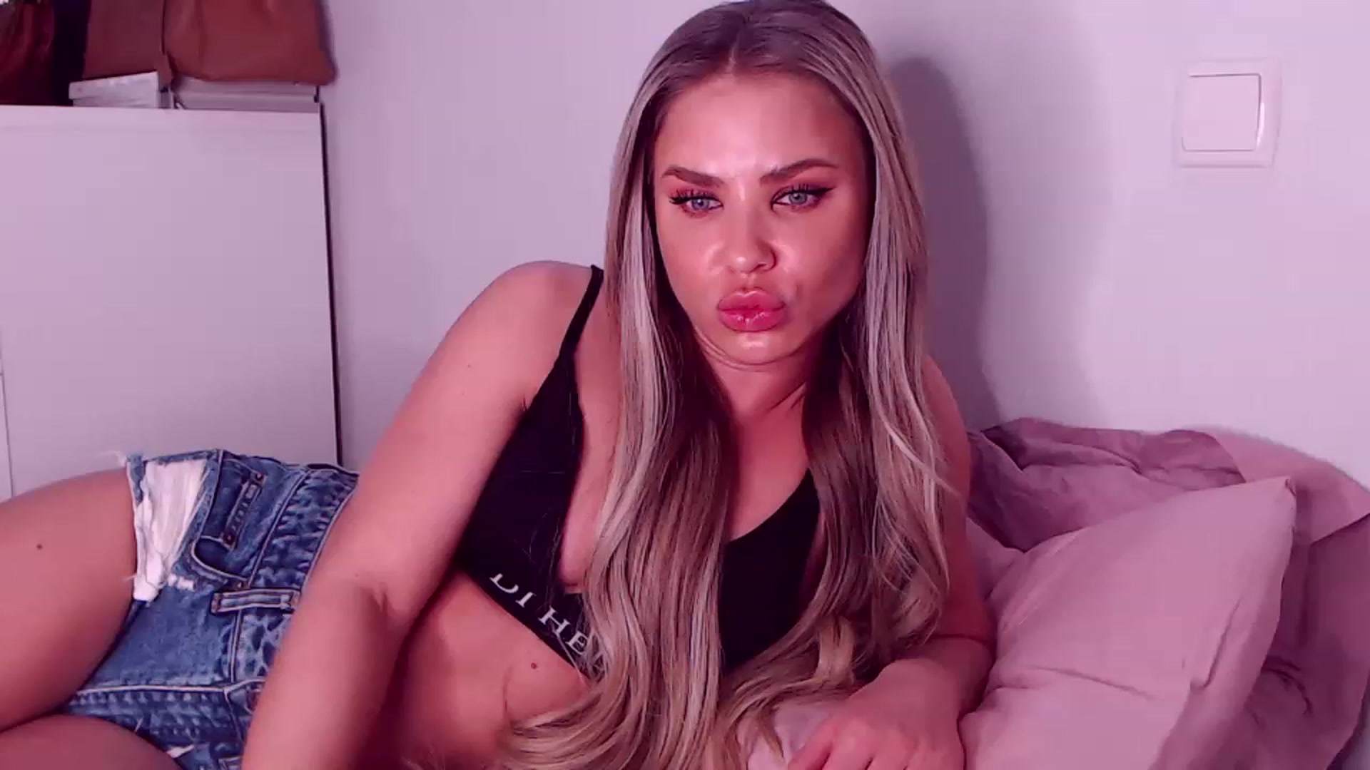 Gallery image thumbnail from Sona_Bambina's myfreecams stream on, 03/03/2023, 06:15 image 15 of 20