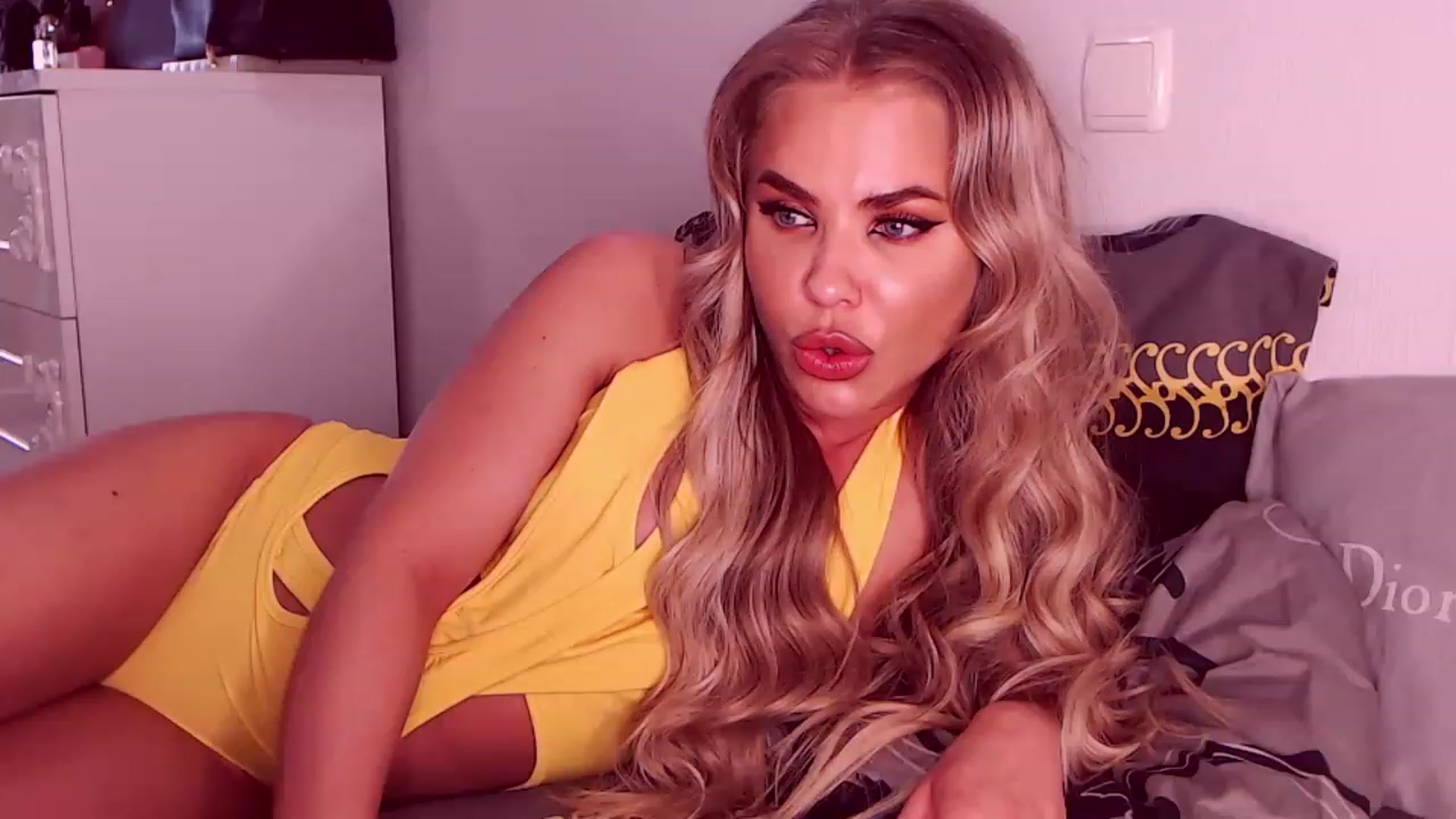 Gallery image thumbnail from Sona_Bambina's myfreecams stream on, 06/05/2023, 04:53 image 17 of 20