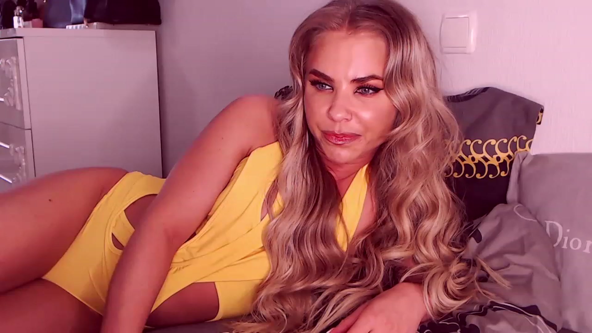 Gallery image thumbnail from Sona_Bambina's myfreecams stream on, 06/05/2023, 04:53 image 14 of 20