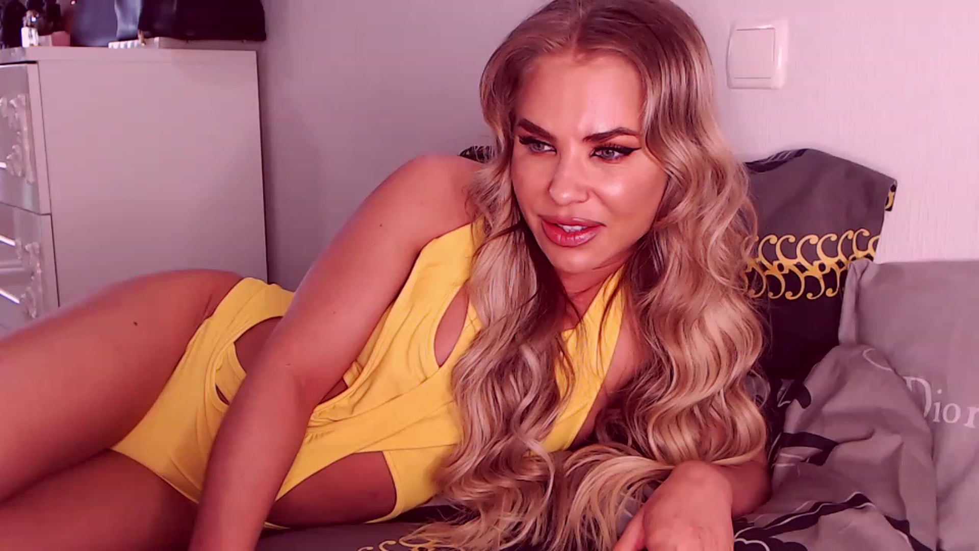 Gallery image thumbnail from Sona_Bambina's myfreecams stream on, 06/05/2023, 05:25 image 17 of 20