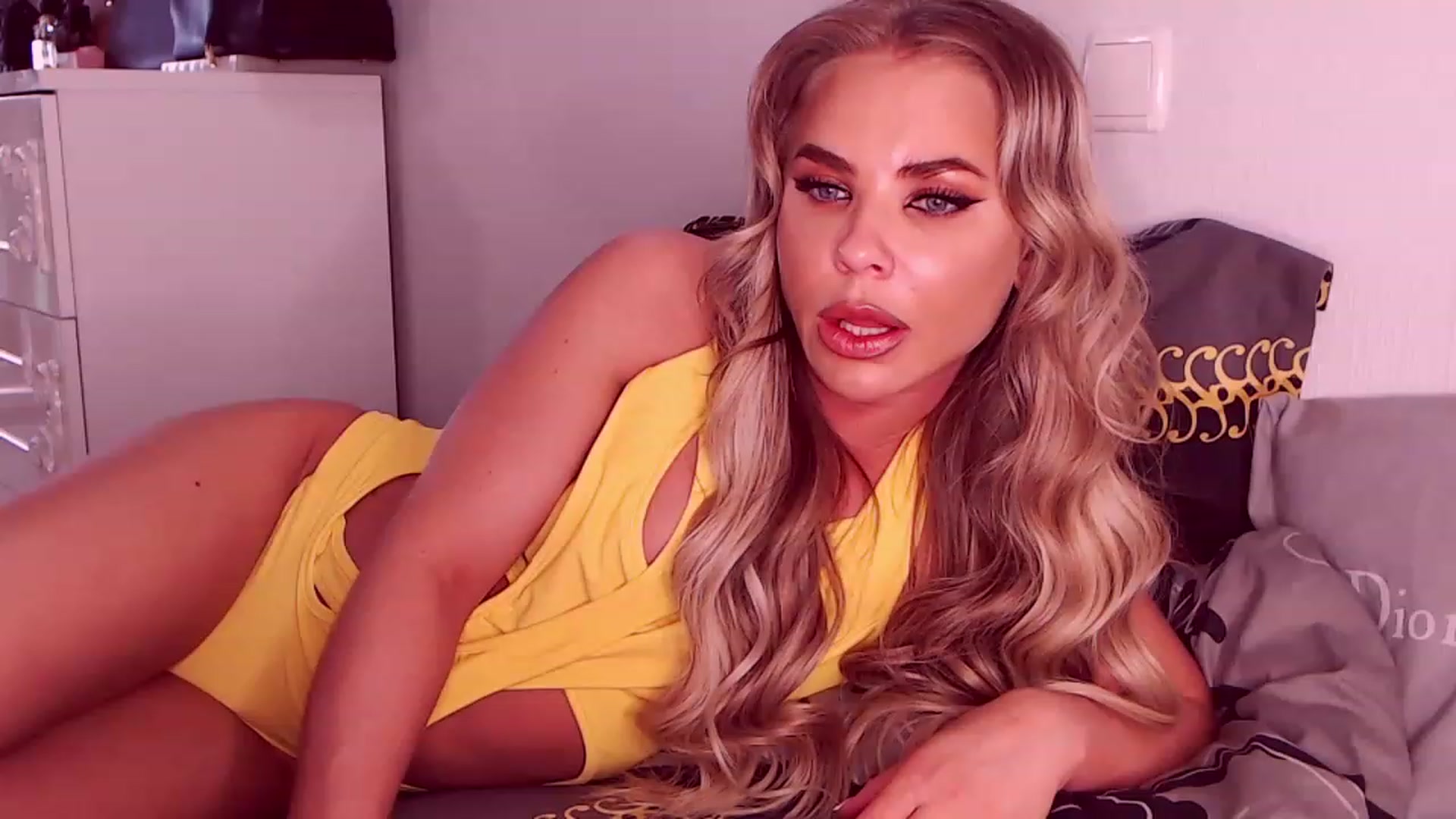 Gallery image thumbnail from Sona_Bambina's myfreecams stream on, 06/05/2023, 05:25 image 1 of 20