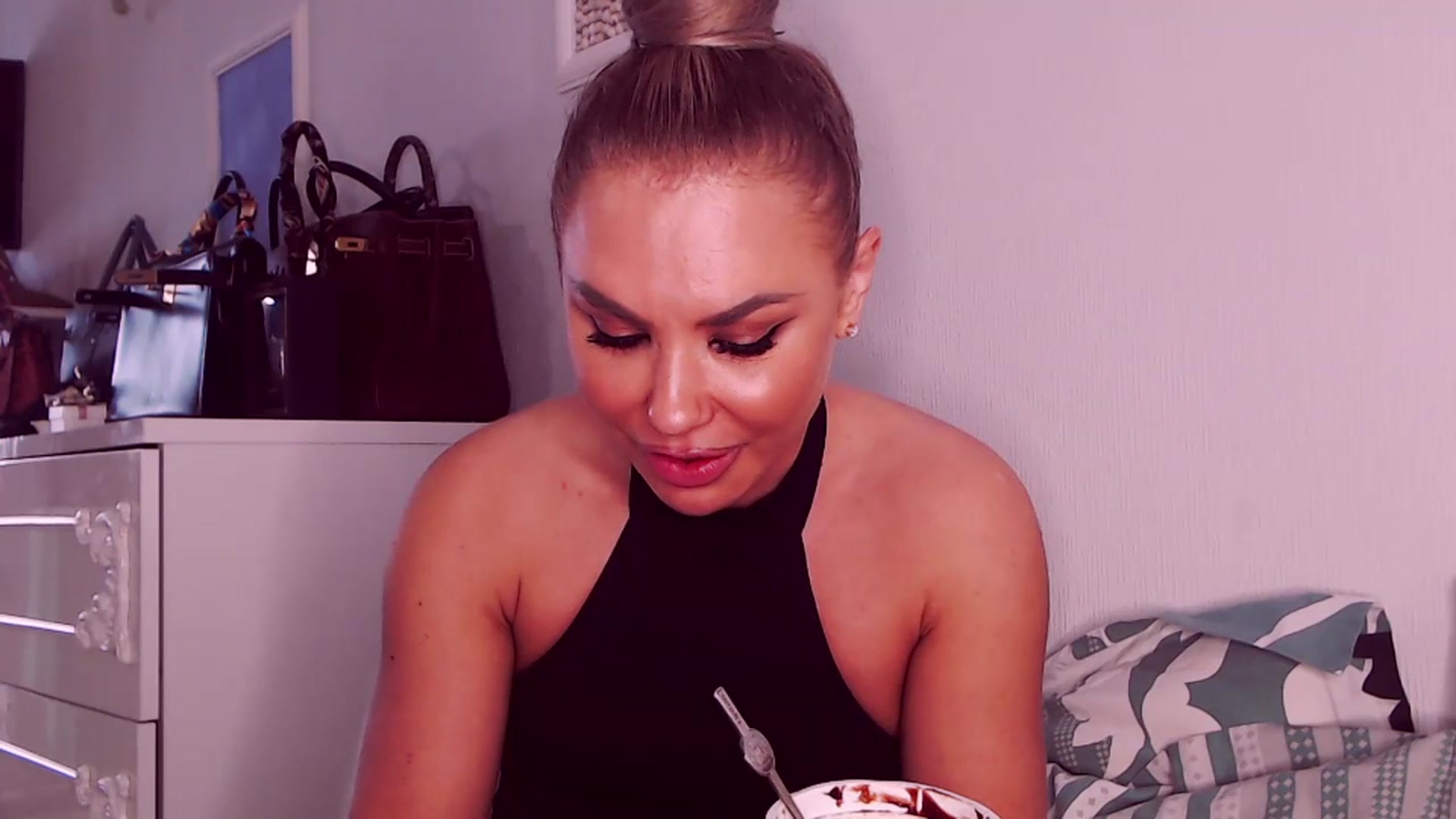 Gallery image thumbnail from Sona_Bambina's myfreecams stream on, 07/16/2023, 06:15 image 5 of 20
