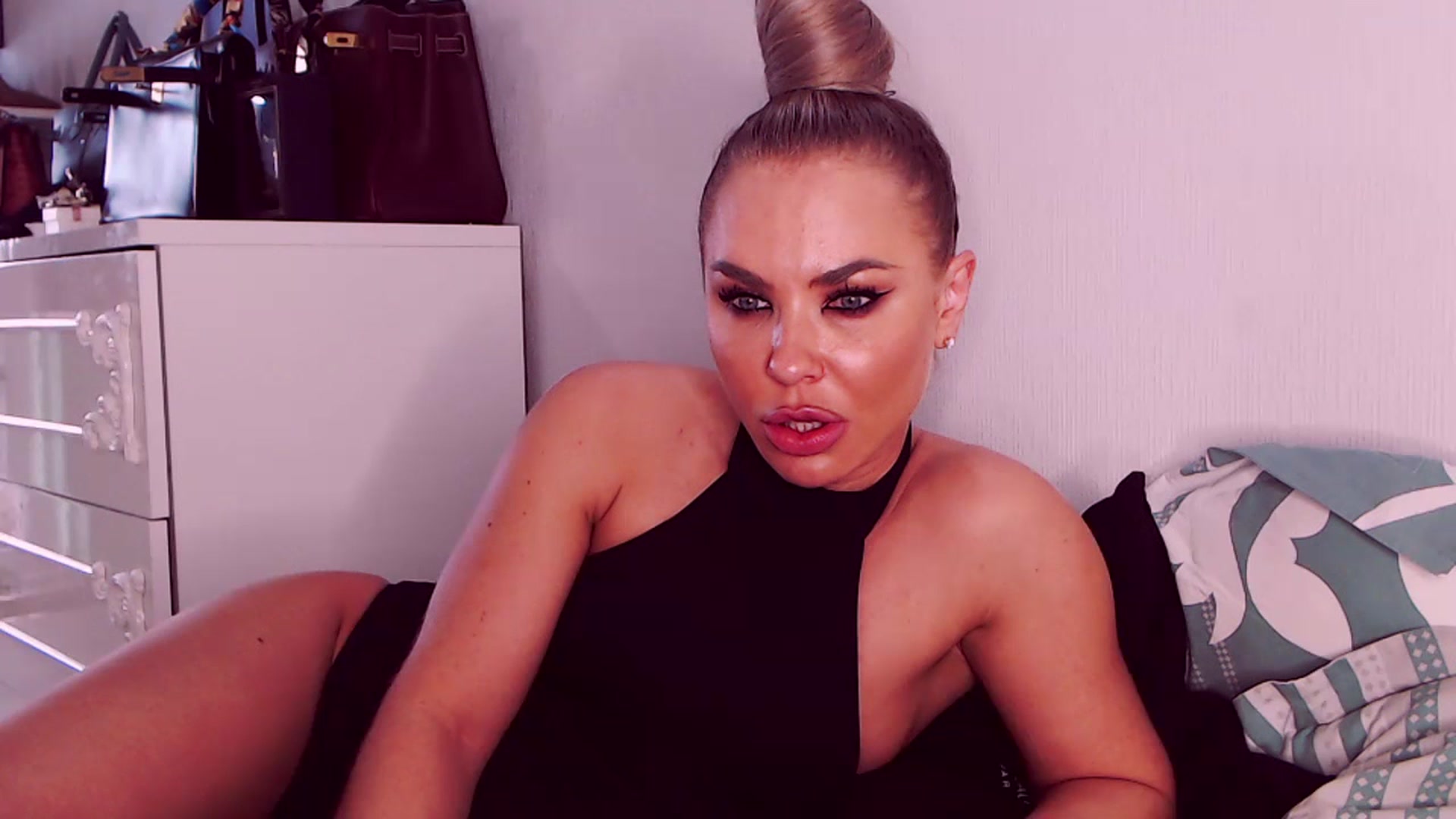 Gallery image thumbnail from Sona_Bambina's myfreecams stream on, 07/16/2023, 06:27 image 16 of 20
