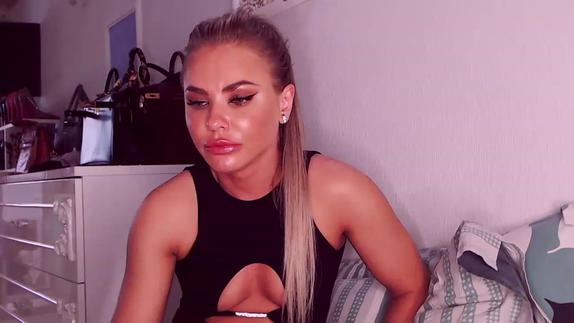 Gallery image thumbnail from Sona_Bambina's myfreecams stream on, 07/19/2023, 04:39 image 18 of 20