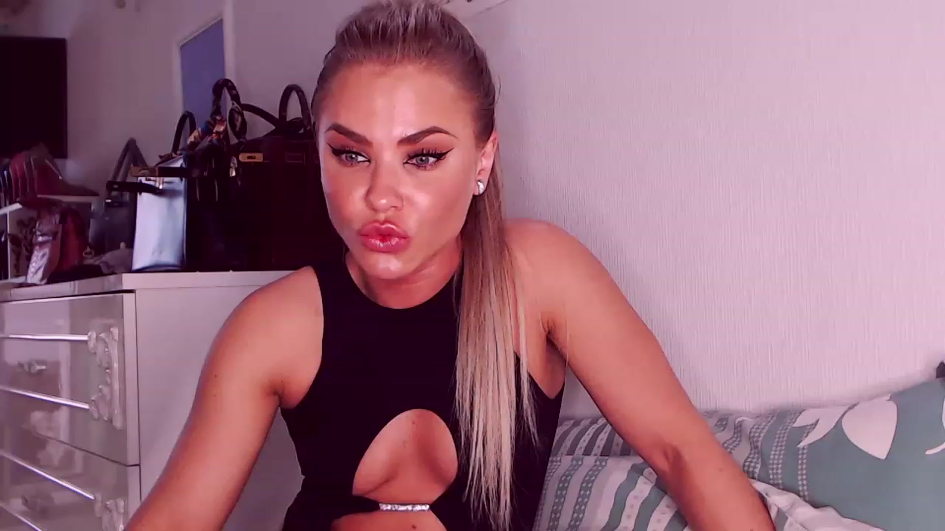 Gallery image thumbnail from Sona_Bambina's myfreecams stream on, 07/19/2023, 04:39 image 7 of 20