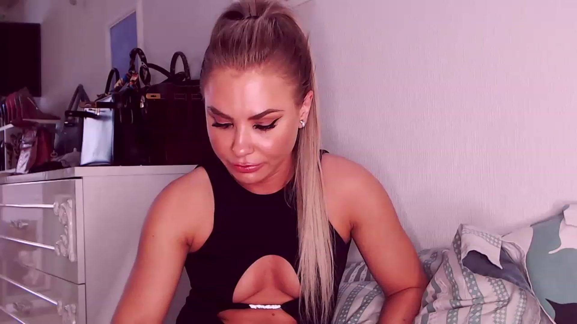 Gallery image thumbnail from Sona_Bambina's myfreecams stream on, 07/19/2023, 04:39 image 15 of 20