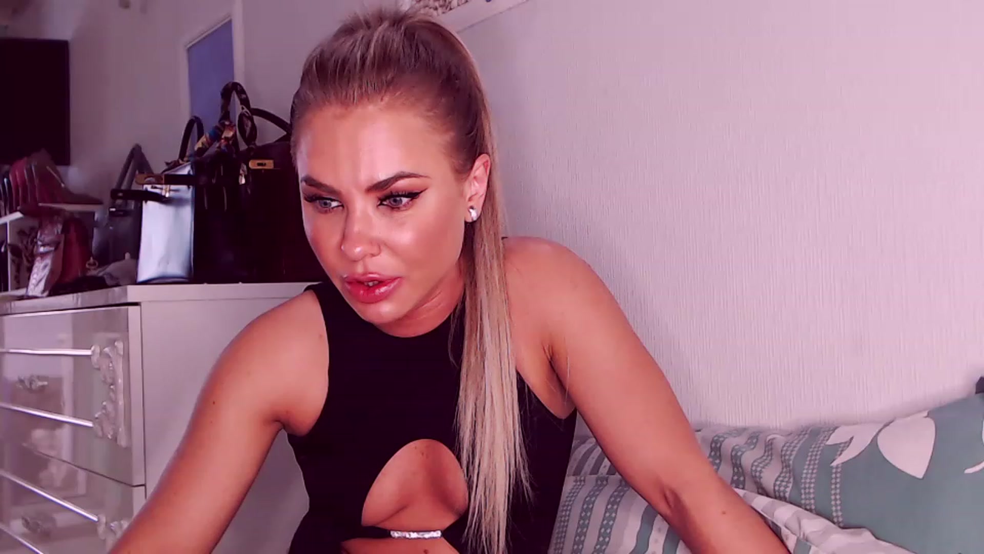 Gallery image thumbnail from Sona_Bambina's myfreecams stream on, 07/19/2023, 04:39 image 12 of 20
