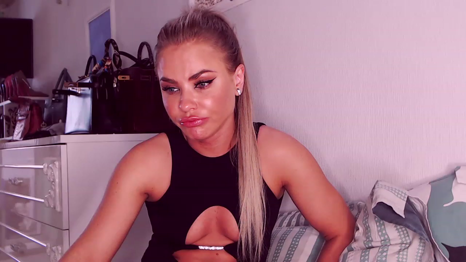Gallery image thumbnail from Sona_Bambina's myfreecams stream on, 07/19/2023, 04:39 image 16 of 20