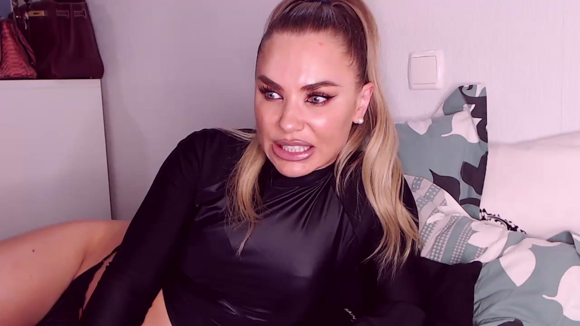 Gallery image thumbnail from Sona_Bambina's myfreecams stream on, 12/26/2023, 05:41 image 3 of 20
