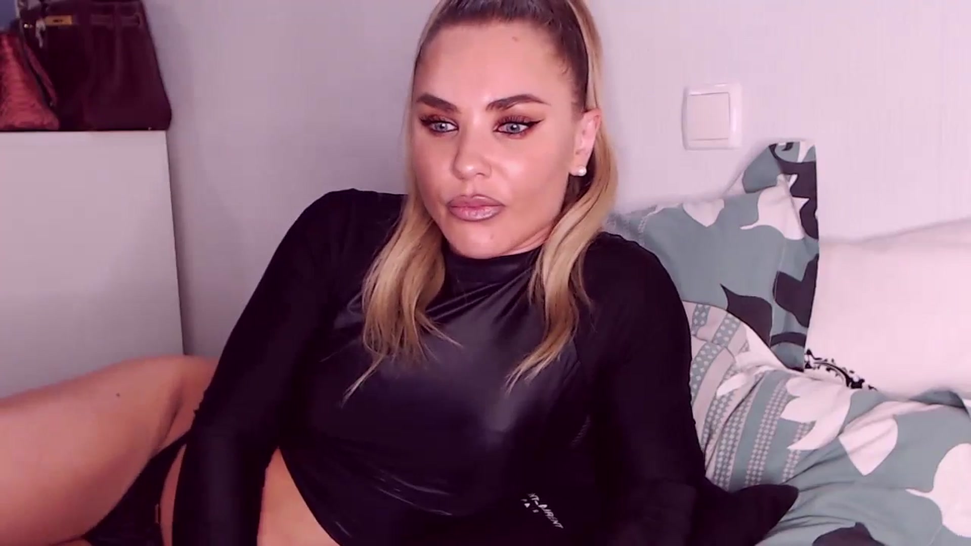 Gallery image thumbnail from Sona_Bambina's myfreecams stream on, 12/26/2023, 06:04 image 8 of 20