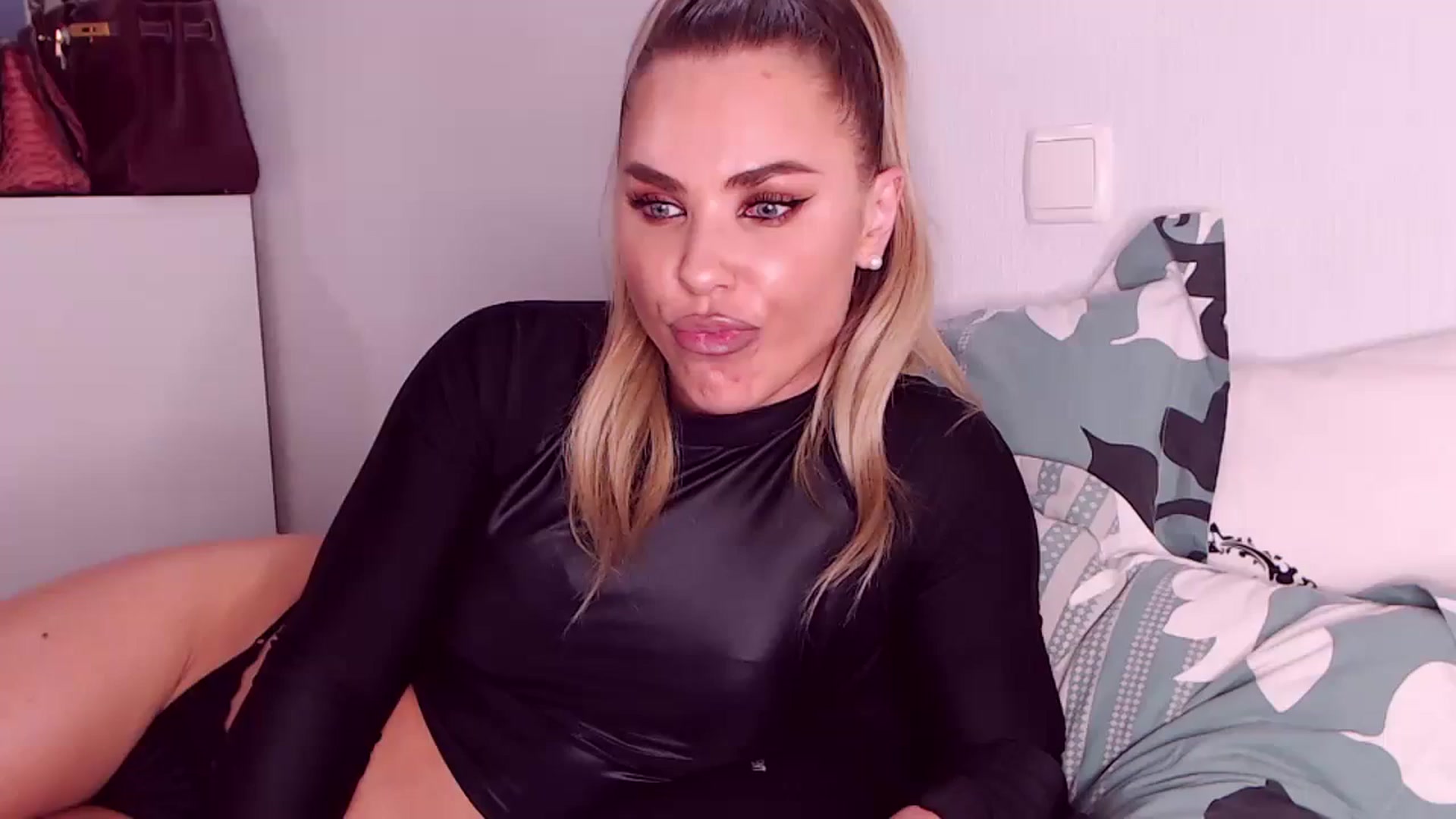 Gallery image thumbnail from Sona_Bambina's myfreecams stream on, 12/26/2023, 06:04 image 18 of 20