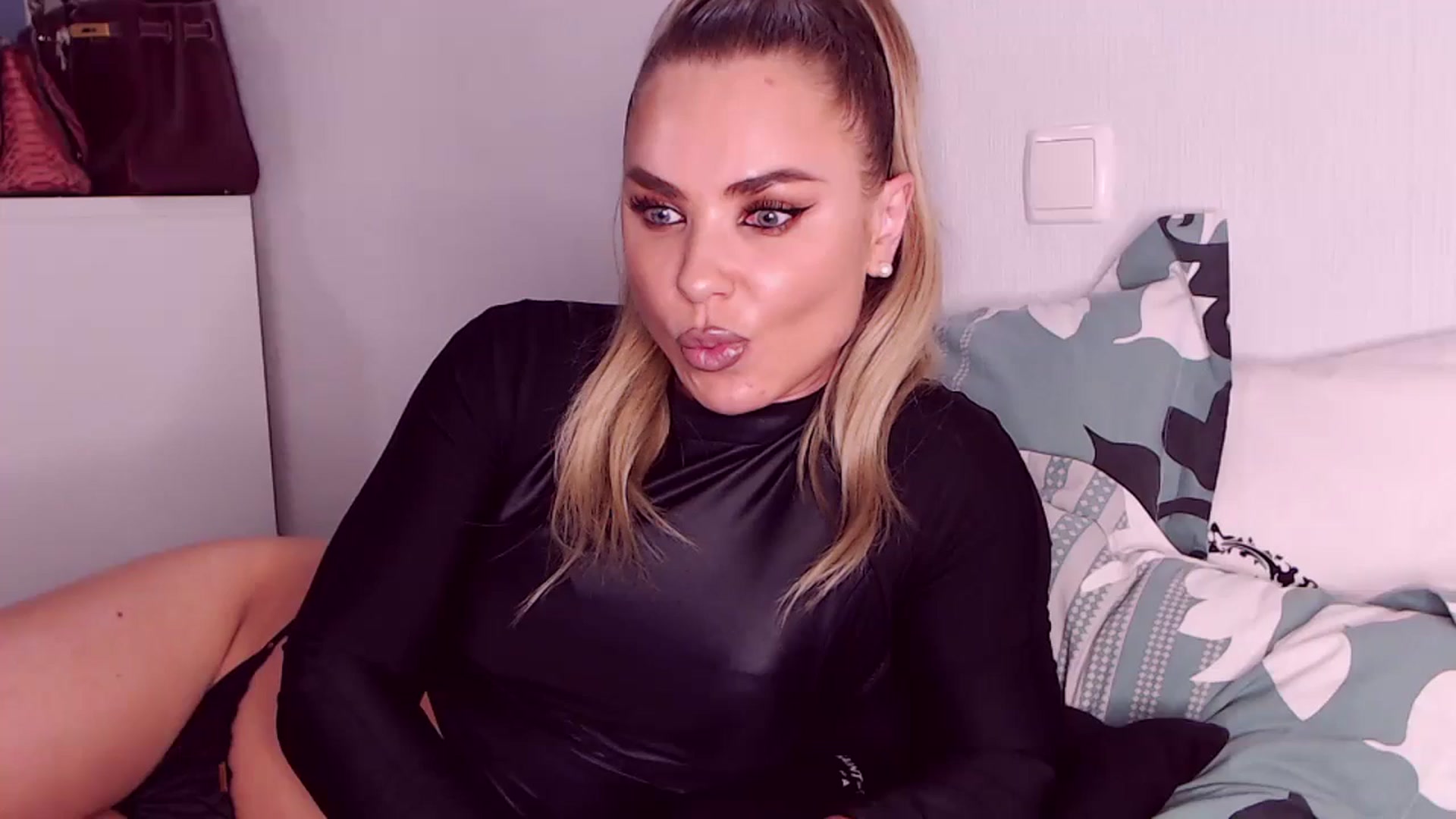 Gallery image thumbnail from Sona_Bambina's myfreecams stream on, 12/26/2023, 06:04 image 4 of 20