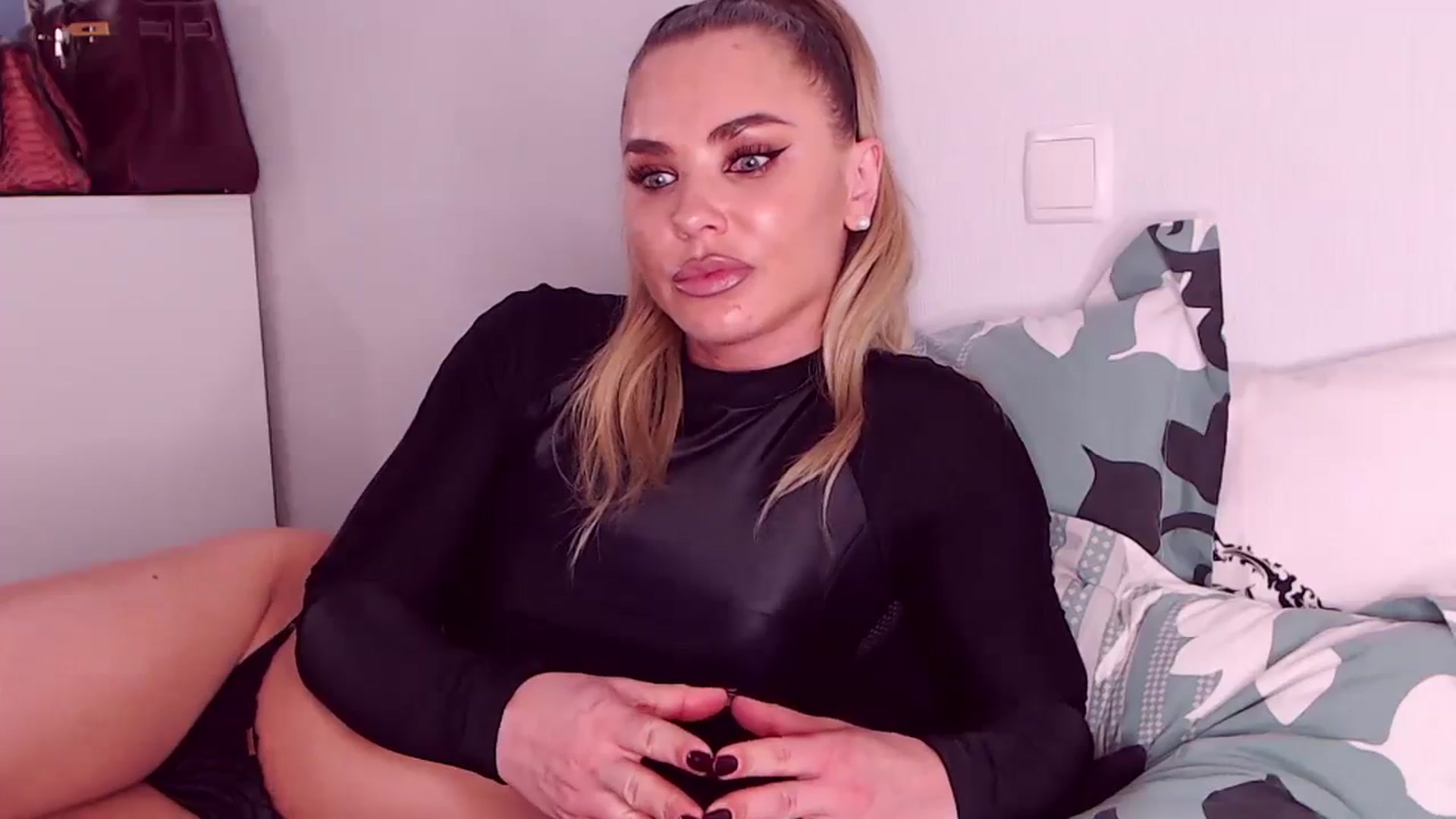 Gallery image thumbnail from Sona_Bambina's myfreecams stream on, 12/26/2023, 06:56 image 5 of 20