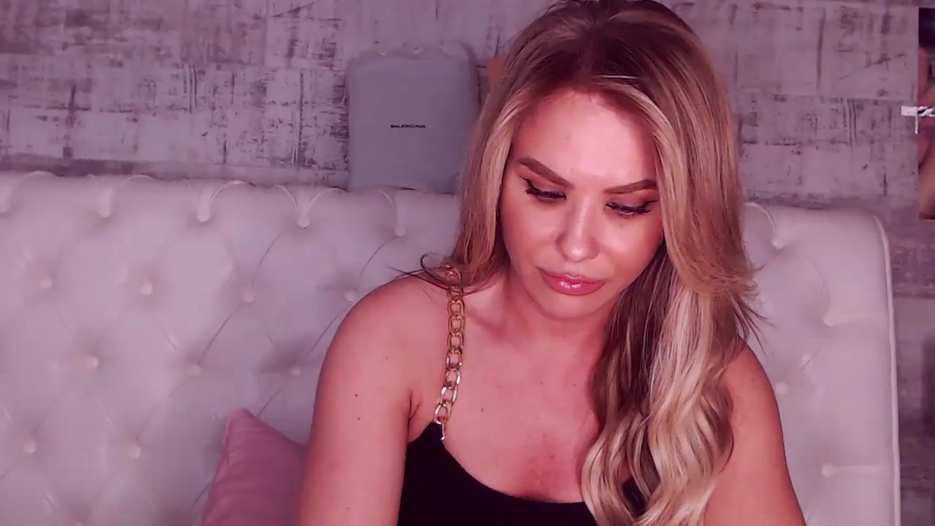 Gallery image thumbnail from Sona_Bambina's myfreecams stream on, 03/25/2024, 05:57 image 11 of 20
