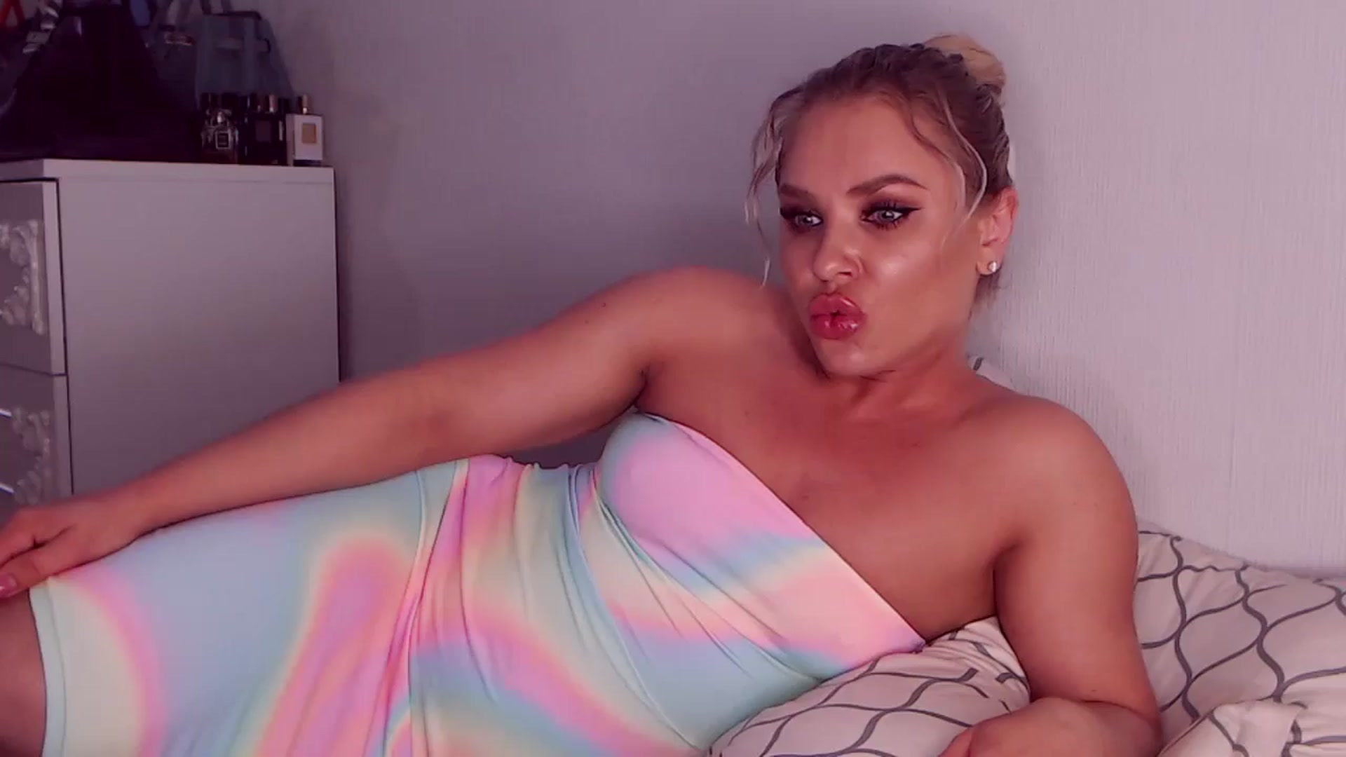Gallery image thumbnail from Sona_Bambina's myfreecams stream on, 10/18/2024, 05:58 image 9 of 20