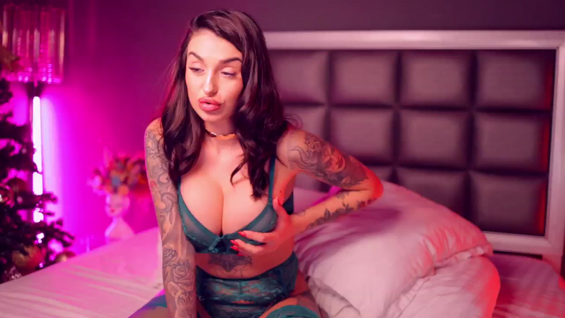 Gallery image thumbnail from SonyaParker's myfreecams stream on, 12/27/2024, 08:30 image 18 of 20