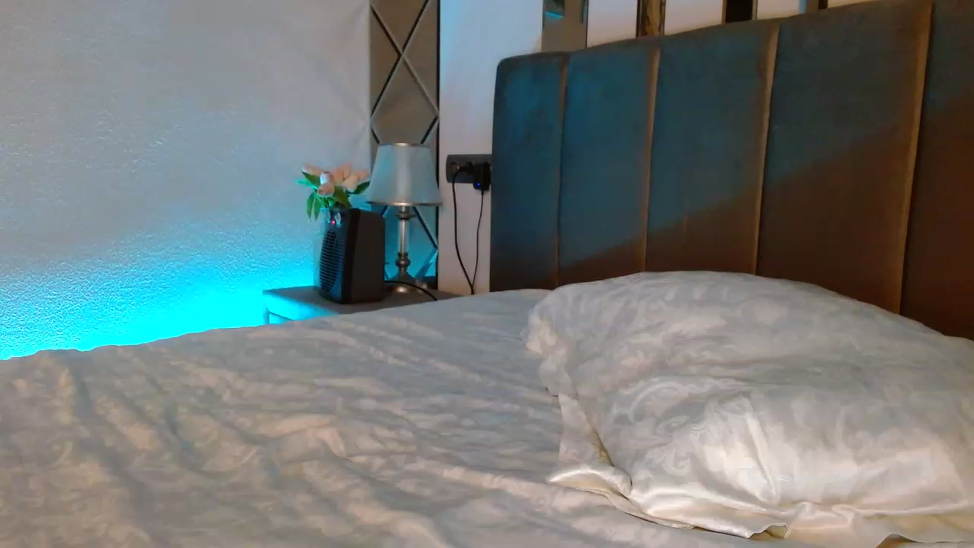 Gallery image thumbnail from Sonya_BDay's myfreecams stream on, 03/17/2023, 01:22 image 8 of 20