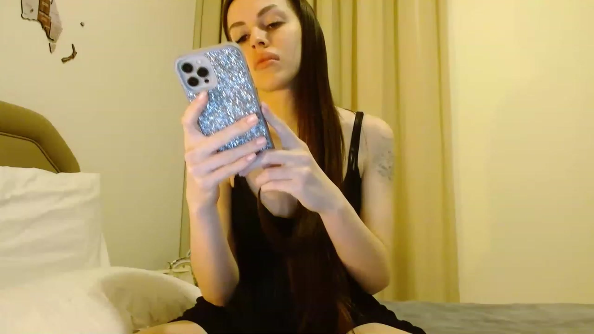 Gallery image thumbnail from Sonyabrage's myfreecams stream on, 12/19/2022, 19:21 image 19 of 20