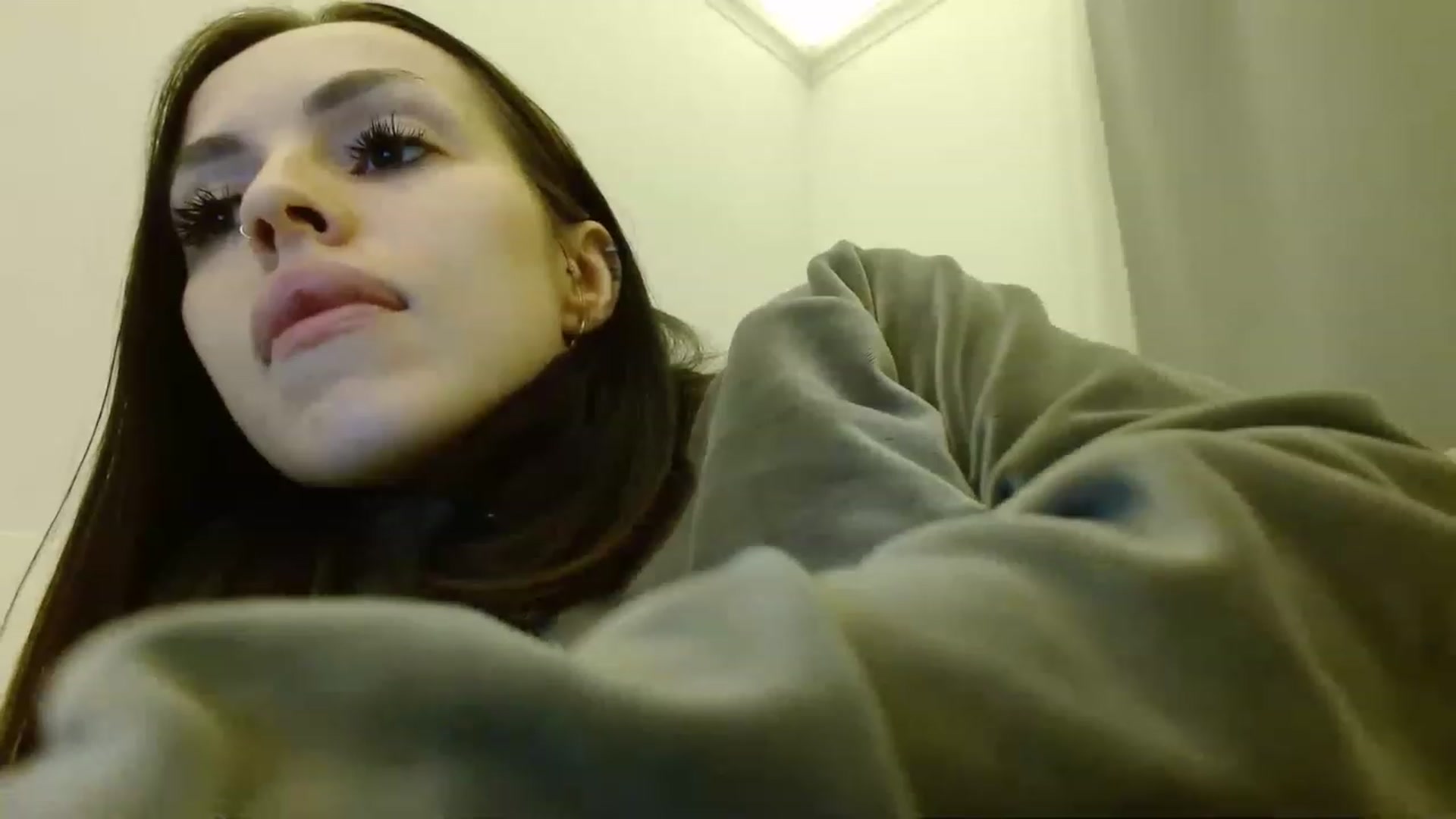 Gallery image thumbnail from Sonyabrage's myfreecams stream on, 12/21/2022, 16:32 image 16 of 20