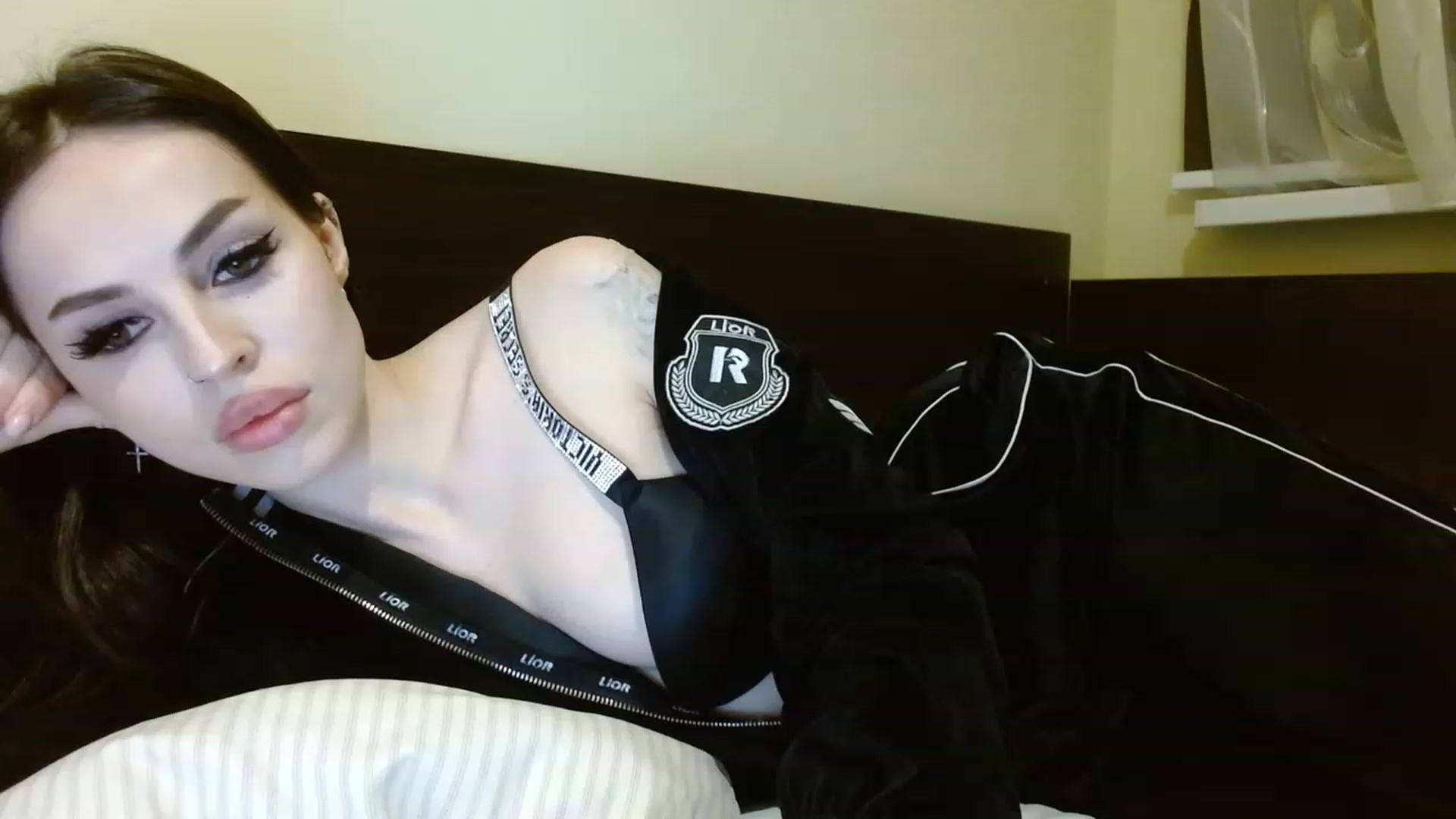 Gallery image thumbnail from Sonyabrage's myfreecams stream on, 01/04/2023, 18:39 image 1 of 20