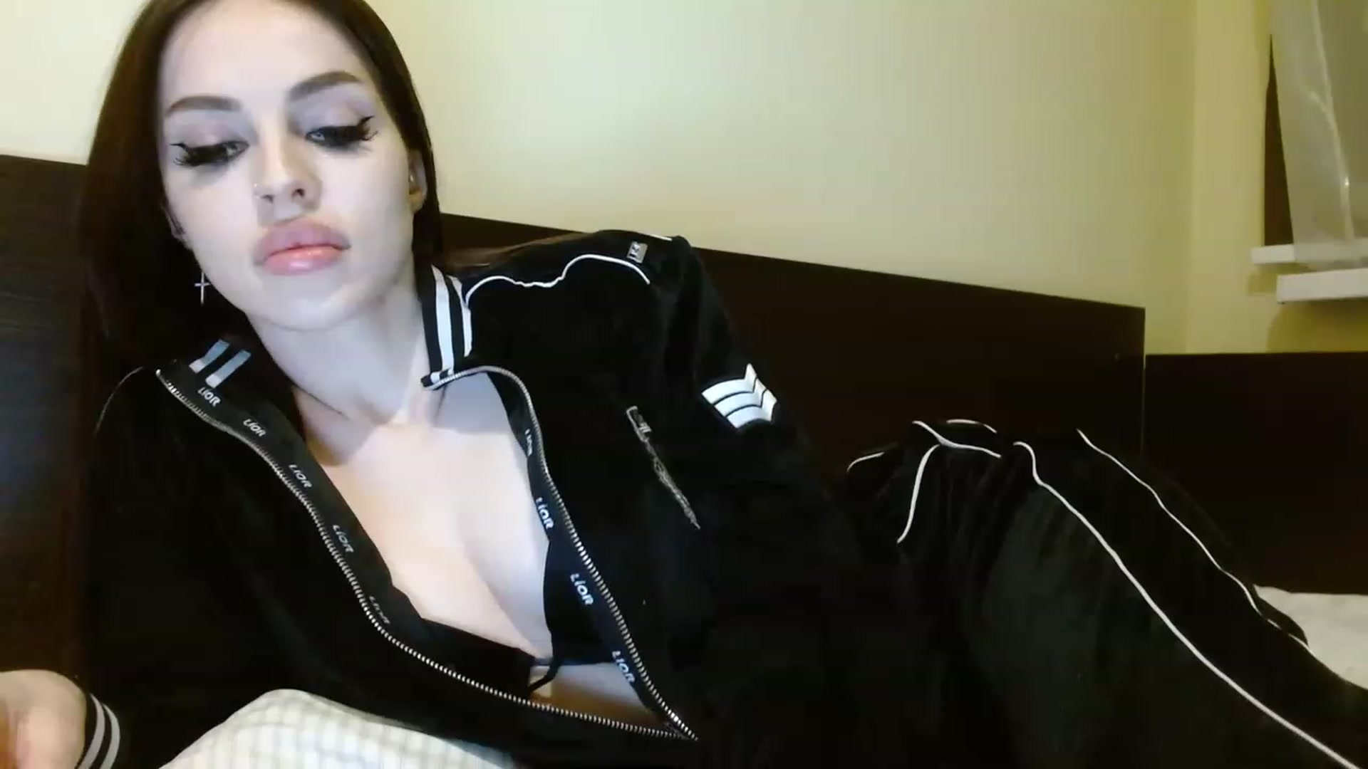 Gallery image thumbnail from Sonyabrage's myfreecams stream on, 01/04/2023, 18:39 image 8 of 20