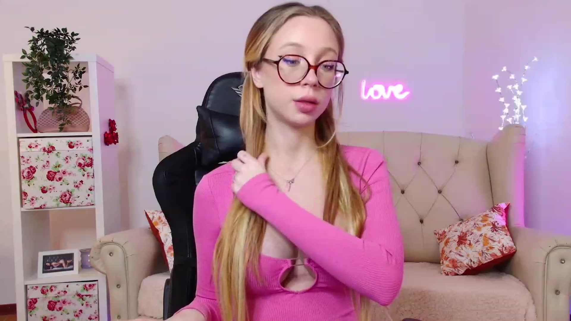 Gallery image thumbnail from Sonyaxox2002's myfreecams stream on, 12/21/2023, 12:10 image 6 of 20