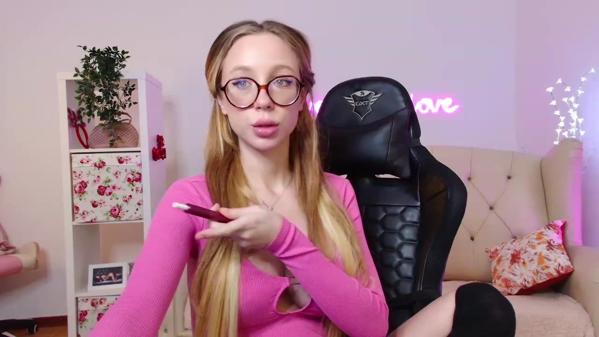Gallery image thumbnail from Sonyaxox2002's myfreecams stream on, 12/21/2023, 12:10 image 20 of 20