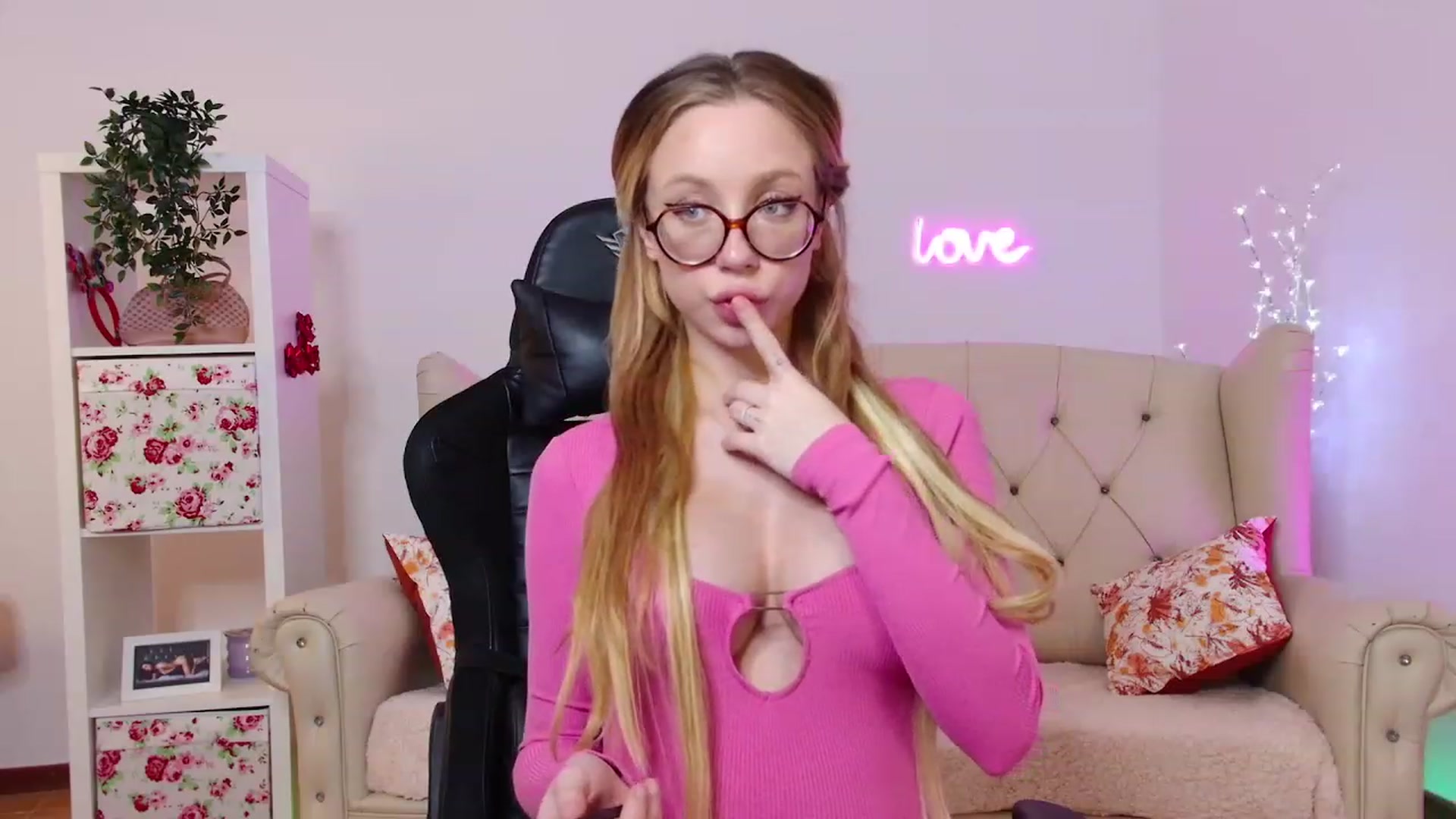 Gallery image thumbnail from Sonyaxox2002's myfreecams stream on, 12/21/2023, 12:10 image 7 of 20