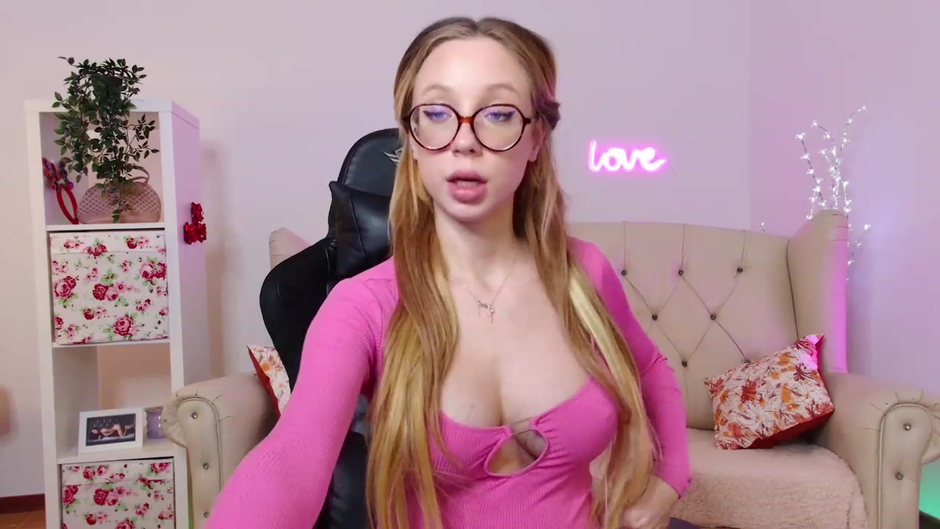 Gallery image thumbnail from Sonyaxox2002's myfreecams stream on, 12/21/2023, 12:10 image 9 of 20