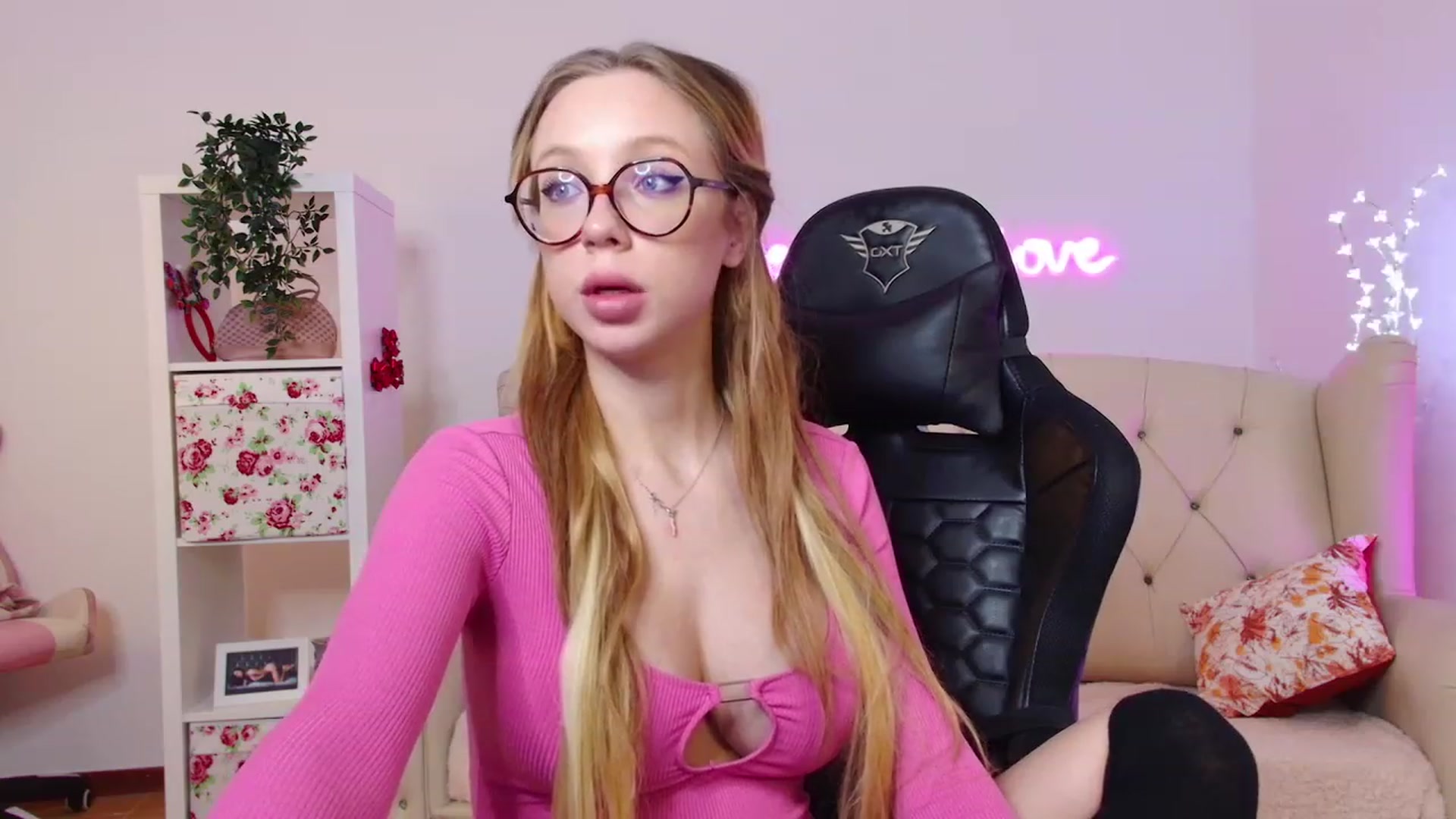 Gallery image thumbnail from Sonyaxox2002's myfreecams stream on, 12/21/2023, 12:10 image 19 of 20