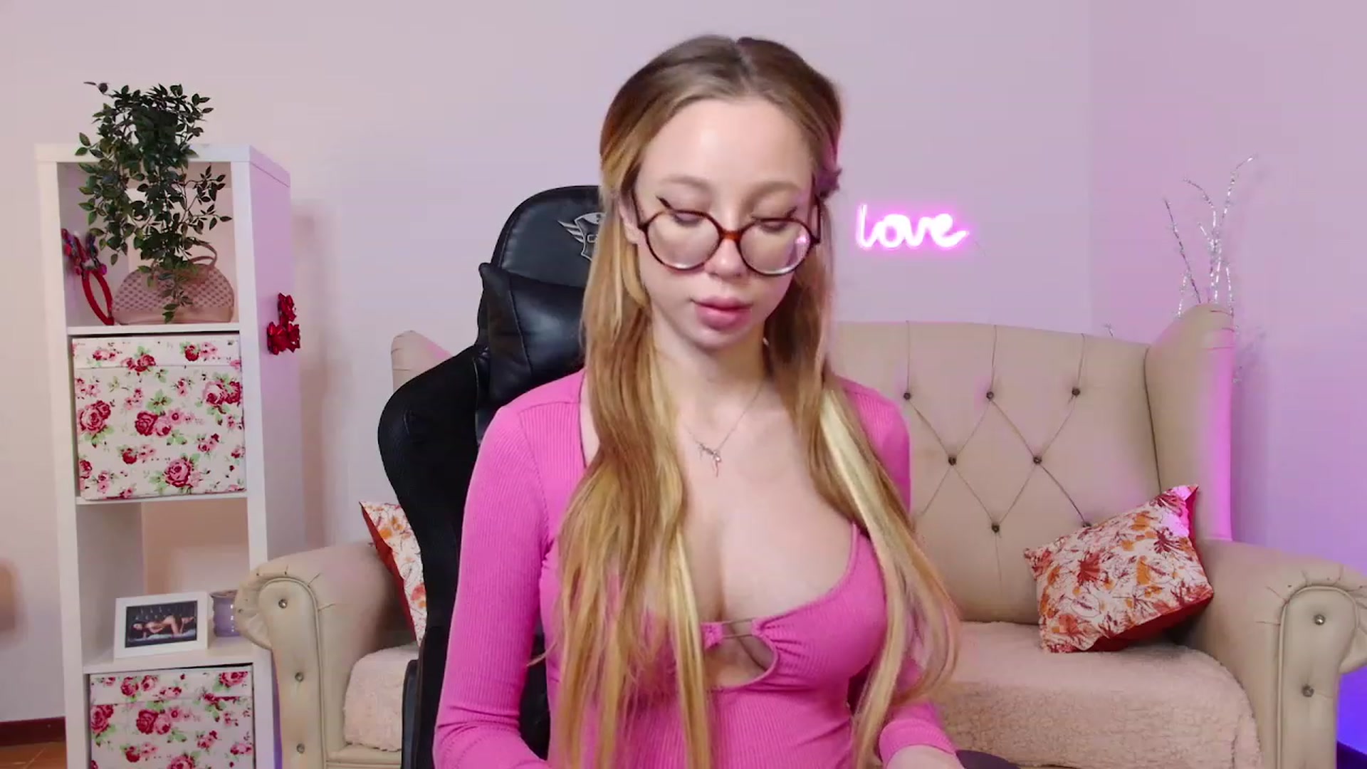 Gallery image thumbnail from Sonyaxox2002's myfreecams stream on, 12/21/2023, 12:10 image 8 of 20