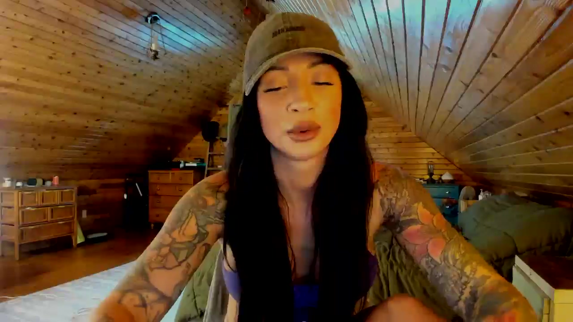 Gallery image thumbnail from SookieHunnie's myfreecams stream on, 05/13/2025, 22:17 image 7 of 20