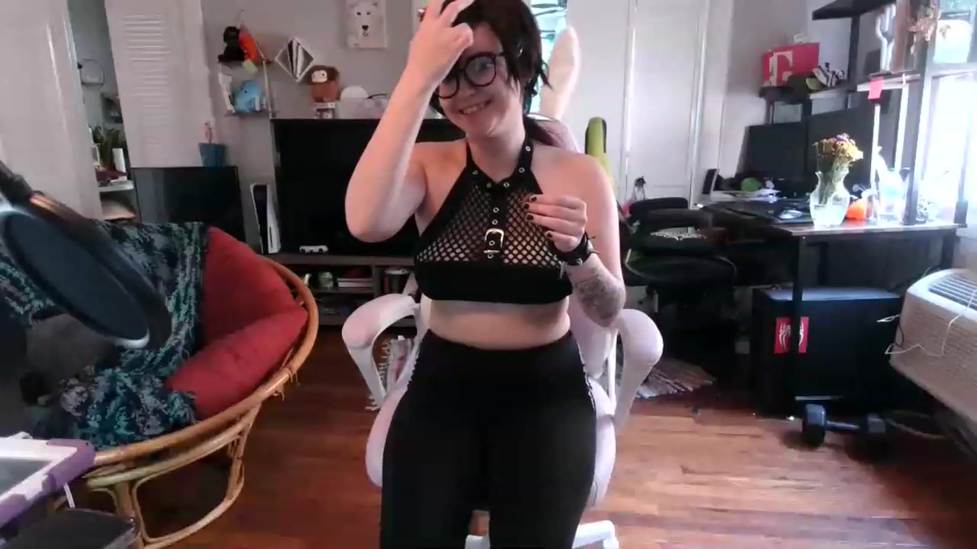 Gallery image thumbnail from SoooBunny's myfreecams stream on, 11/28/2022, 21:15 image 10 of 20