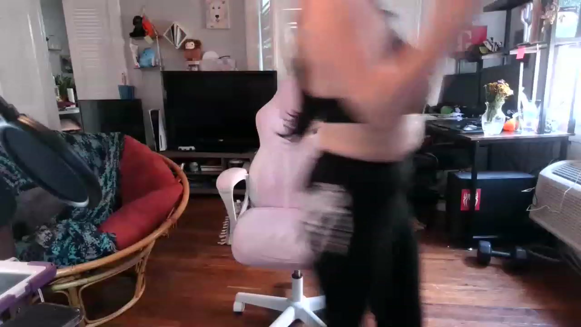 Gallery image thumbnail from SoooBunny's myfreecams stream on, 11/28/2022, 21:15 image 11 of 20