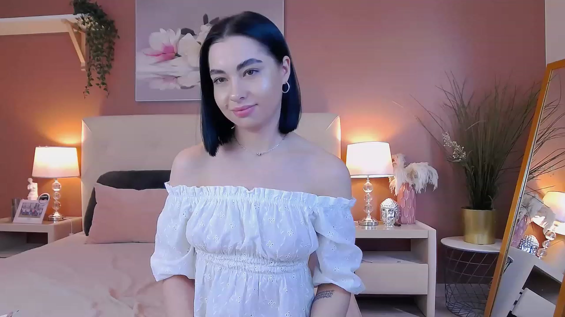 Gallery image thumbnail from SophiaLiluis's myfreecams stream on, 05/08/2023, 13:31 image 12 of 20