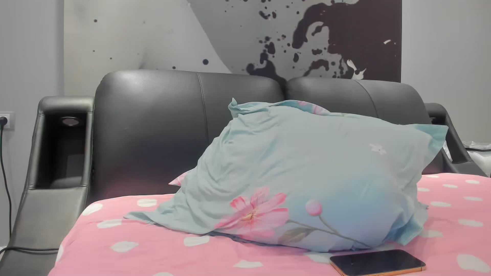 Gallery image thumbnail from SophiaSanty's myfreecams stream on, 12/10/2022, 24:04 image 3 of 20