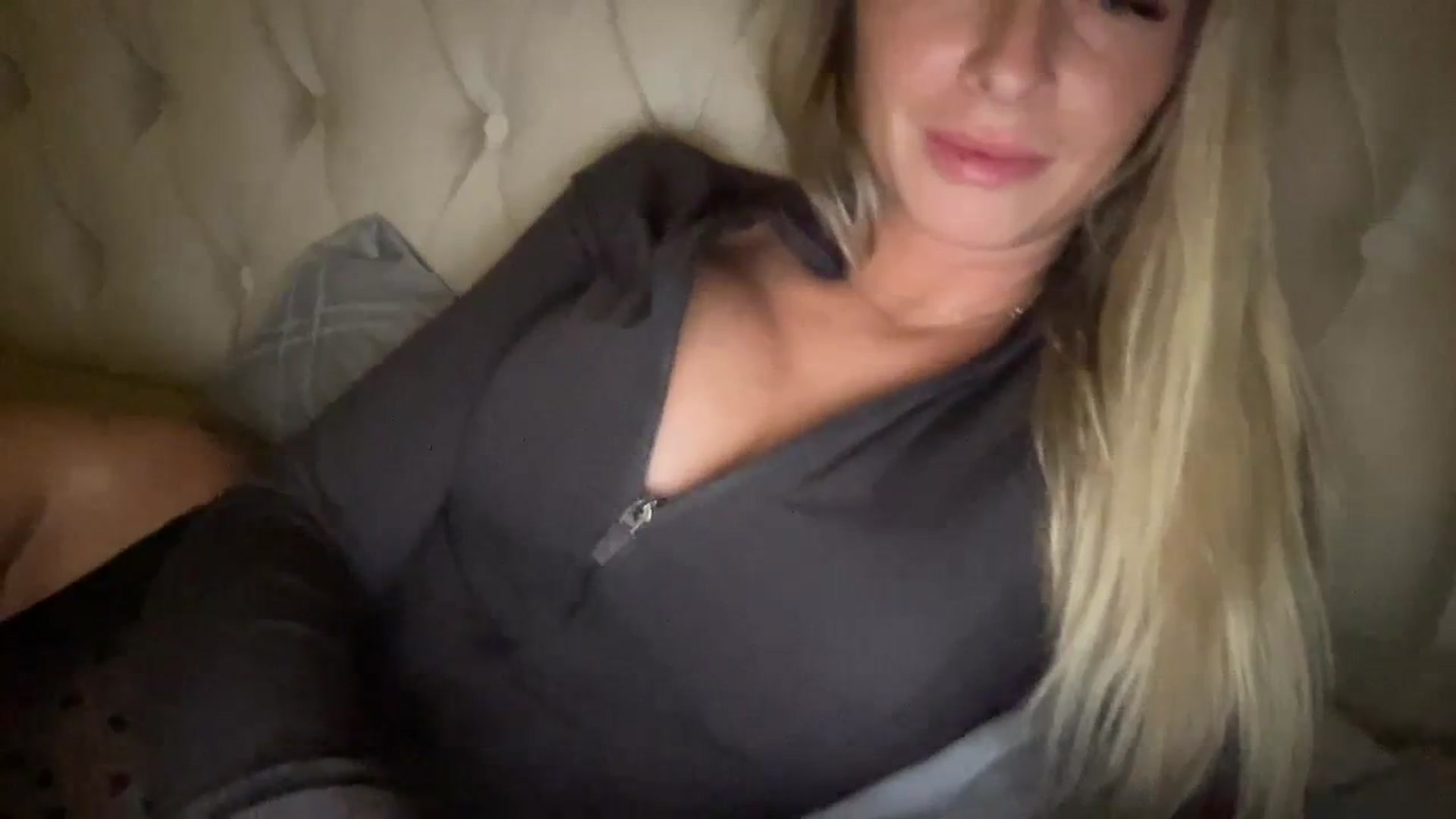 Gallery image thumbnail from Sophia_may7's myfreecams stream on, 02/21/2024, 23:24 image 4 of 20