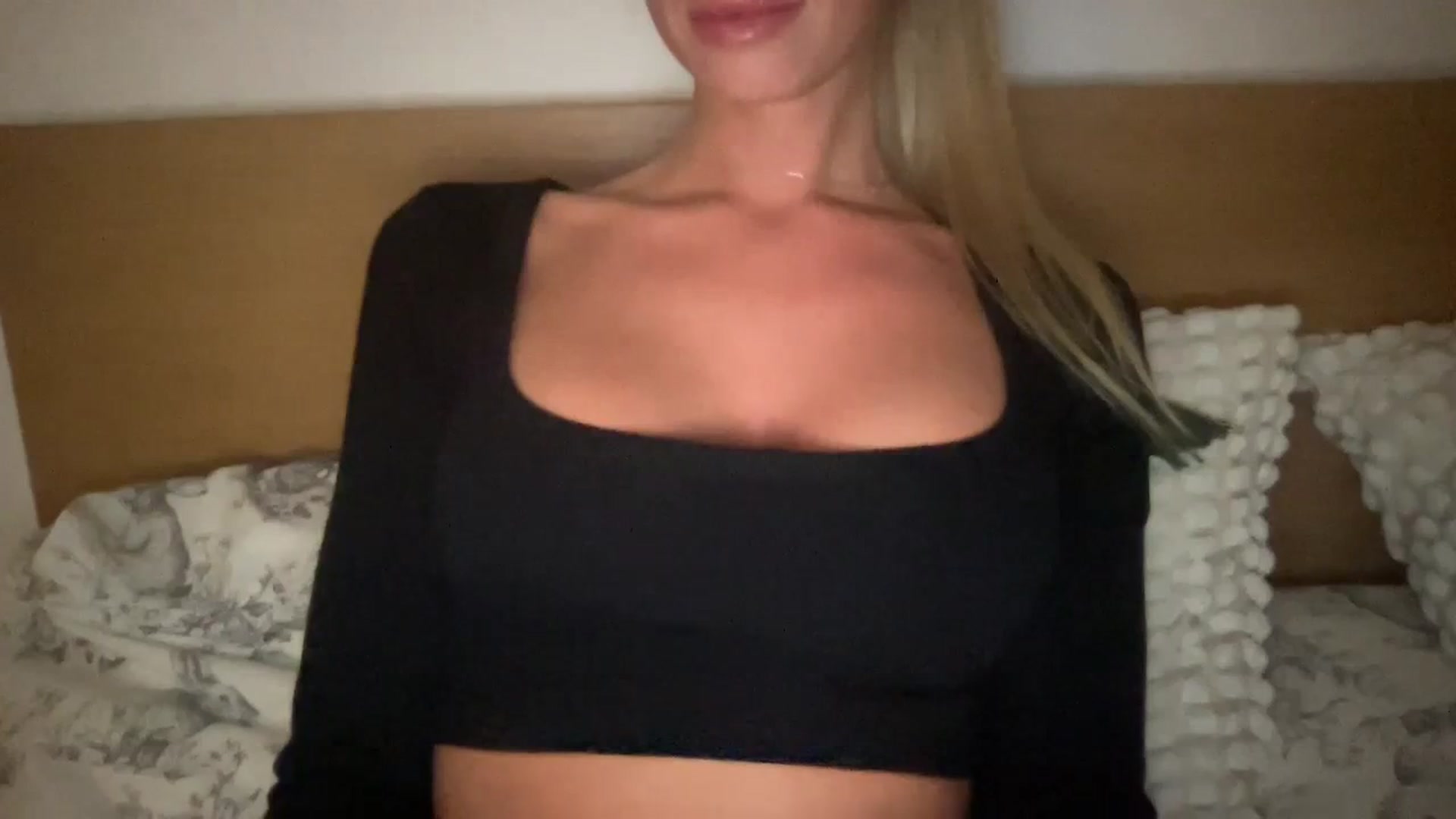 Gallery image thumbnail from Sophia_may7's myfreecams stream on, 03/05/2024, 24:03 image 9 of 20