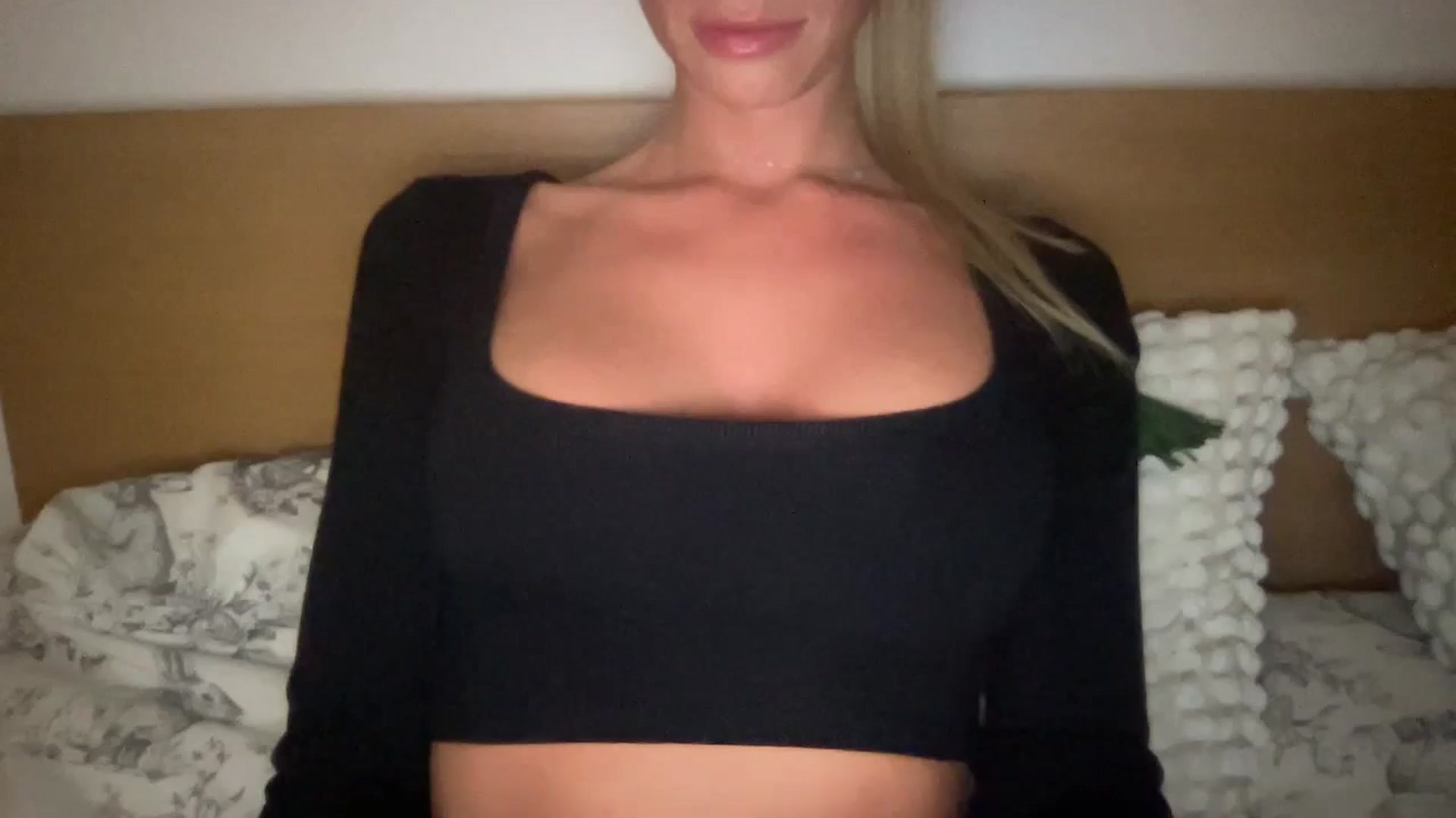 Gallery image thumbnail from Sophia_may7's myfreecams stream on, 03/05/2024, 24:03 image 7 of 20