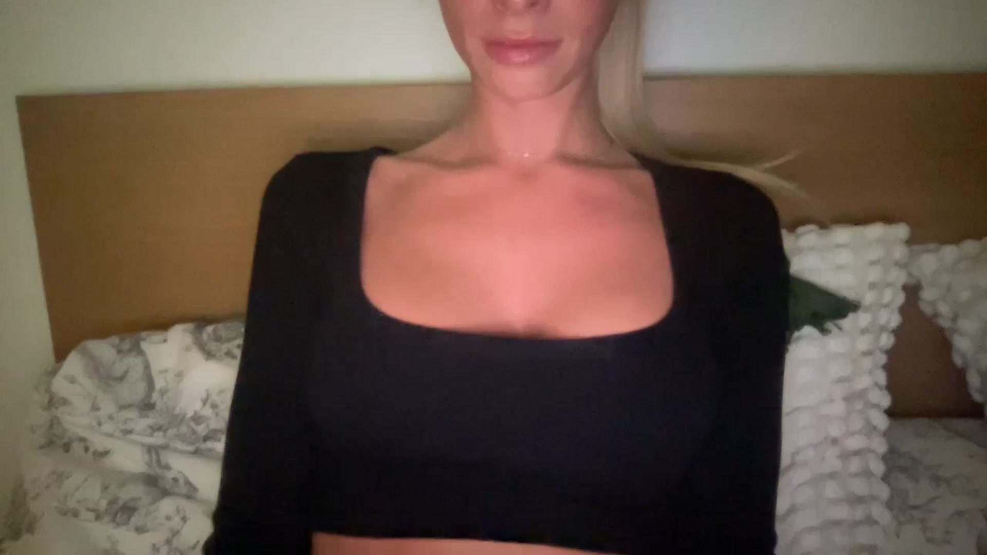 Gallery image thumbnail from Sophia_may7's myfreecams stream on, 03/05/2024, 24:03 image 15 of 20