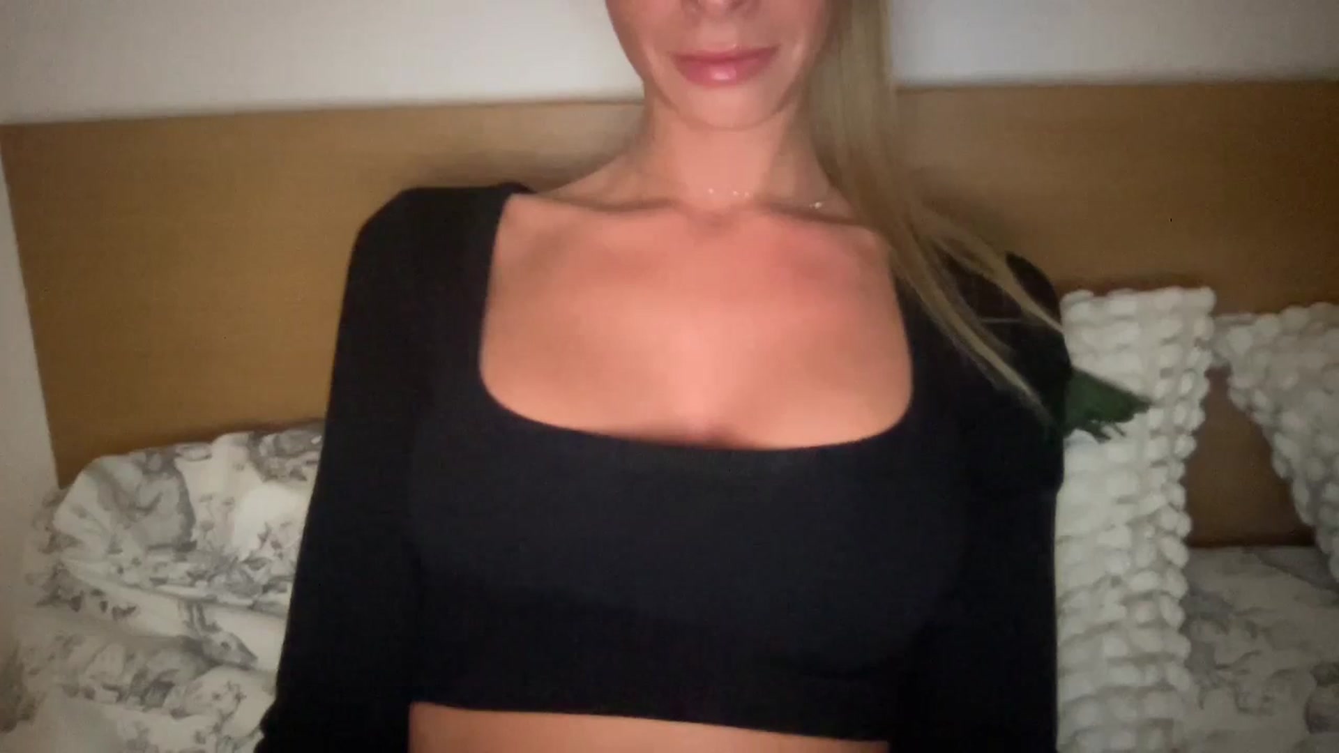 Gallery image thumbnail from Sophia_may7's myfreecams stream on, 03/05/2024, 24:03 image 13 of 20