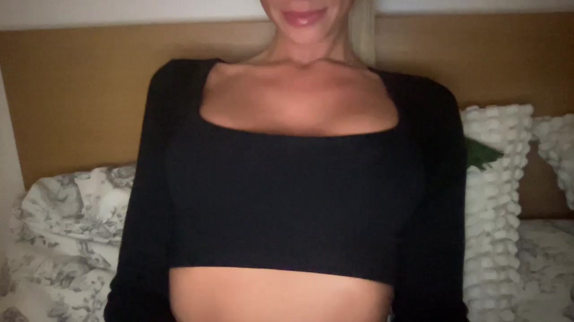 Gallery image thumbnail from Sophia_may7's myfreecams stream on, 03/05/2024, 24:03 image 18 of 20