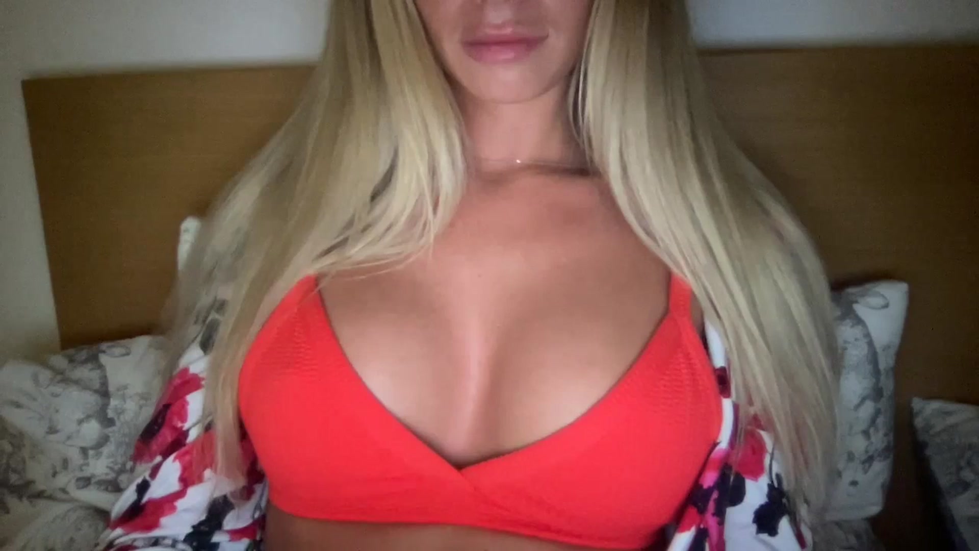 Gallery image thumbnail from Sophia_may7's myfreecams stream on, 03/07/2024, 23:09 image 4 of 20