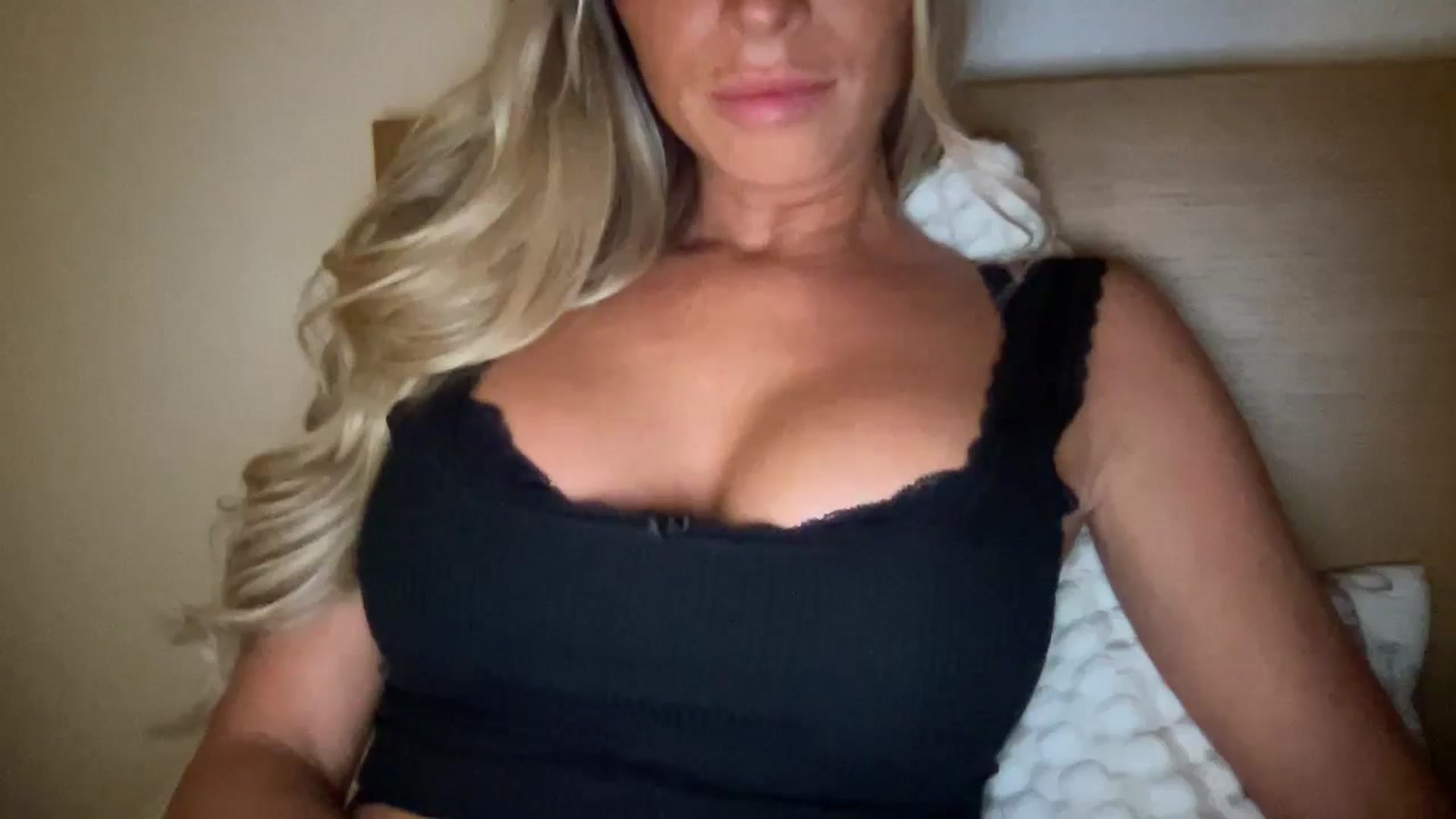 Gallery image thumbnail from Sophia_may7's myfreecams stream on, 05/14/2024, 21:31 image 17 of 20