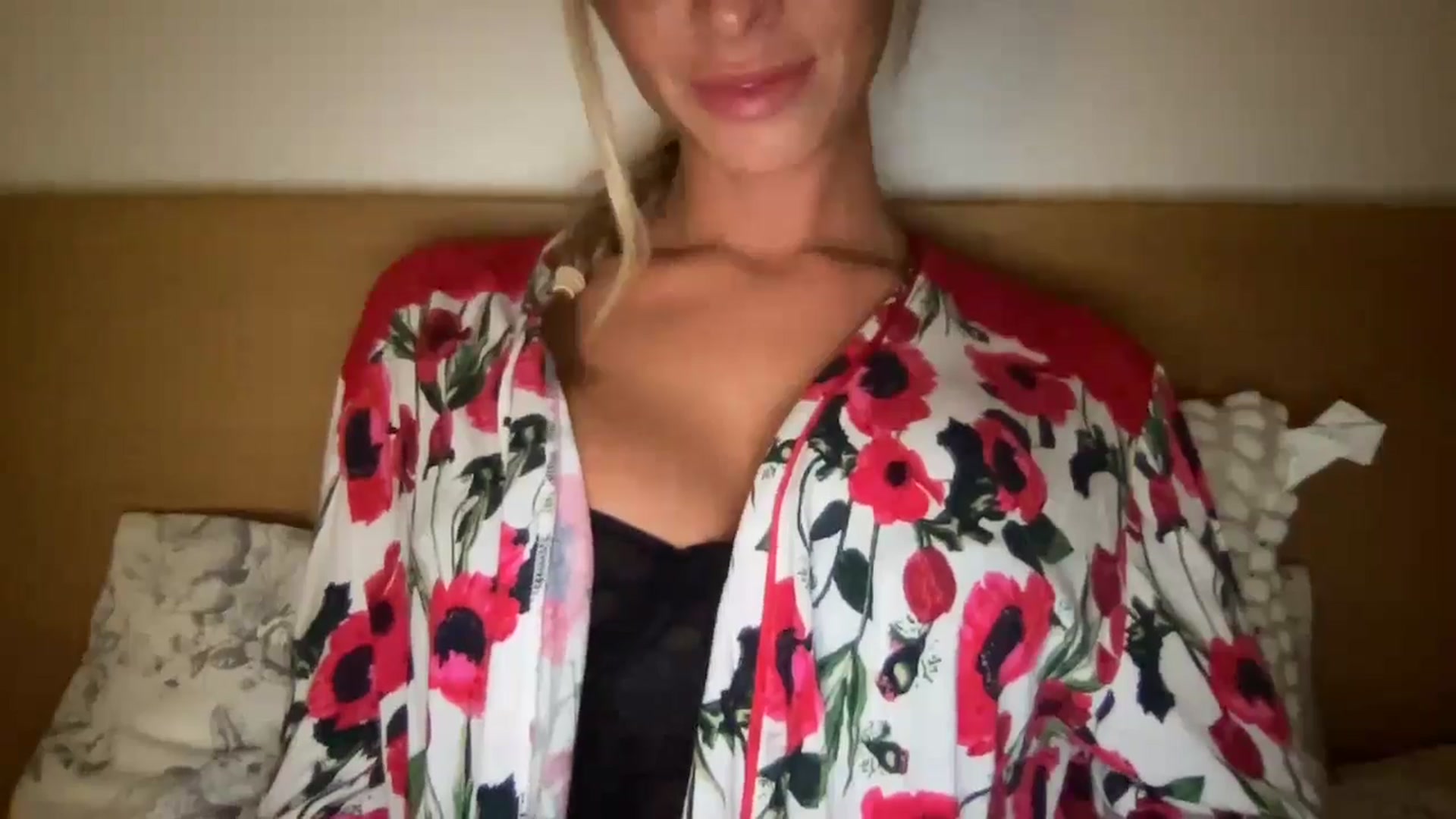 Gallery image thumbnail from Sophia_may7's myfreecams stream on, 05/29/2024, 21:32 image 7 of 20