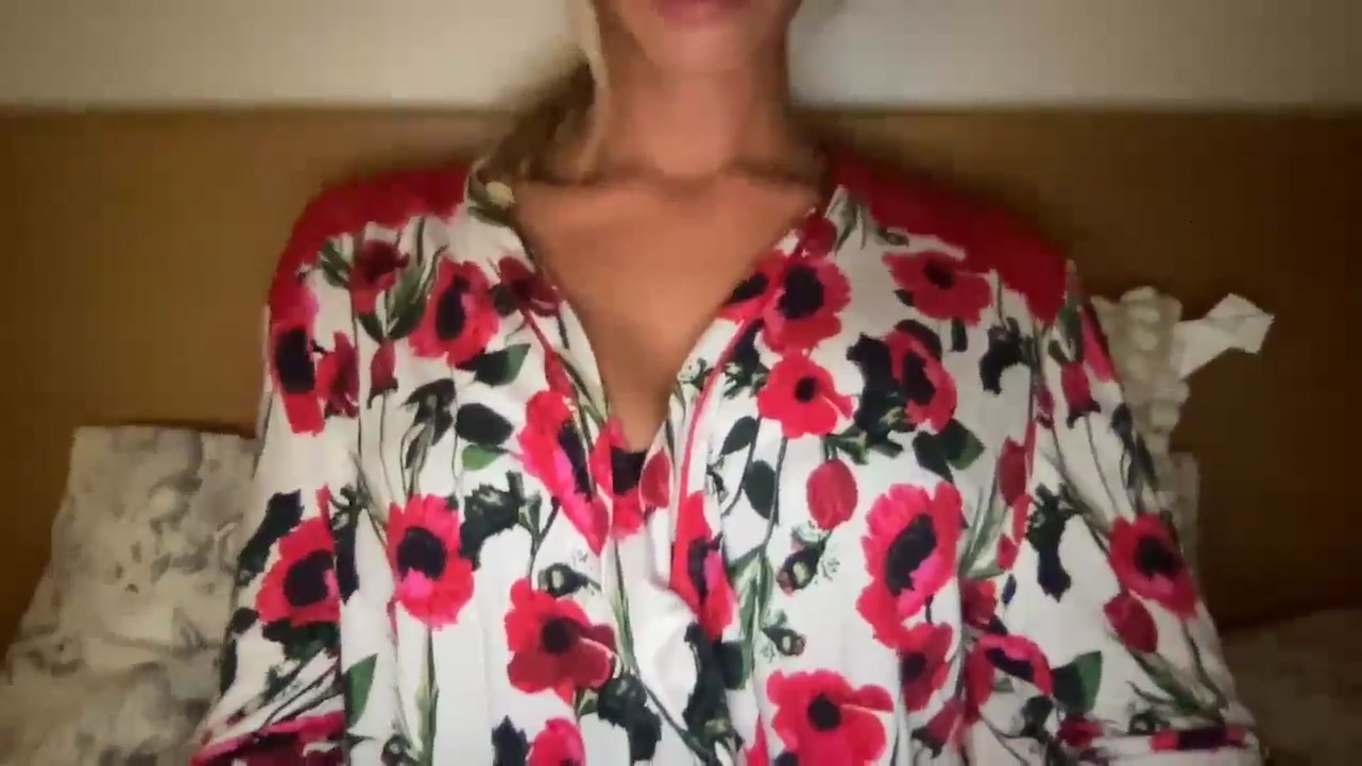 Gallery image thumbnail from Sophia_may7's myfreecams stream on, 05/29/2024, 21:32 image 8 of 20