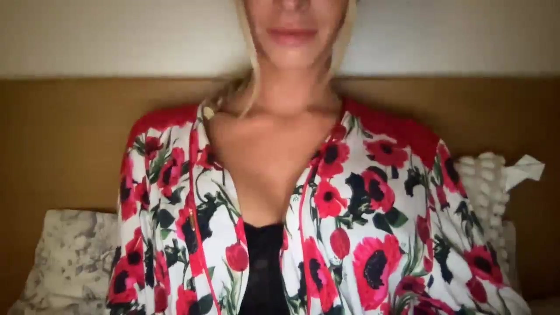 Gallery image thumbnail from Sophia_may7's myfreecams stream on, 05/29/2024, 21:32 image 12 of 20