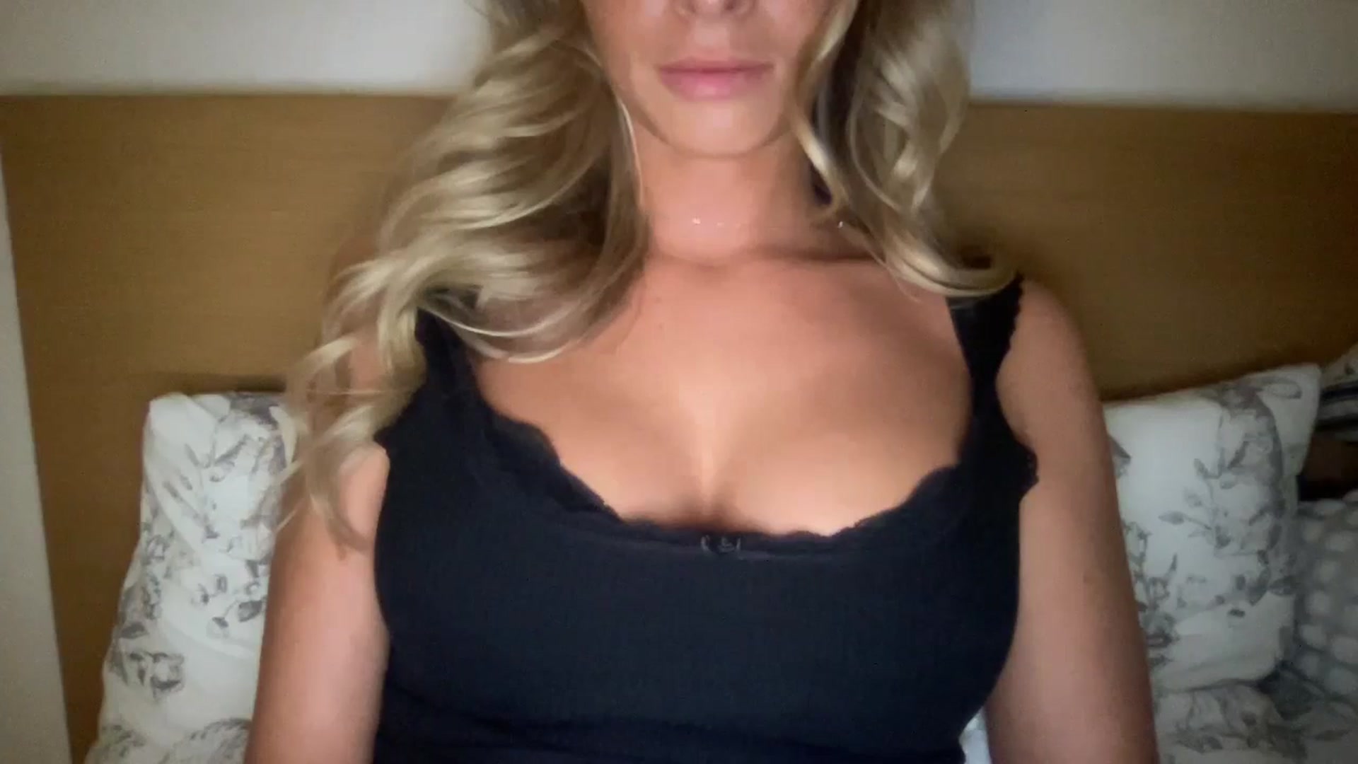 Gallery image thumbnail from Sophia_may7's myfreecams stream on, 06/03/2024, 21:22 image 10 of 20