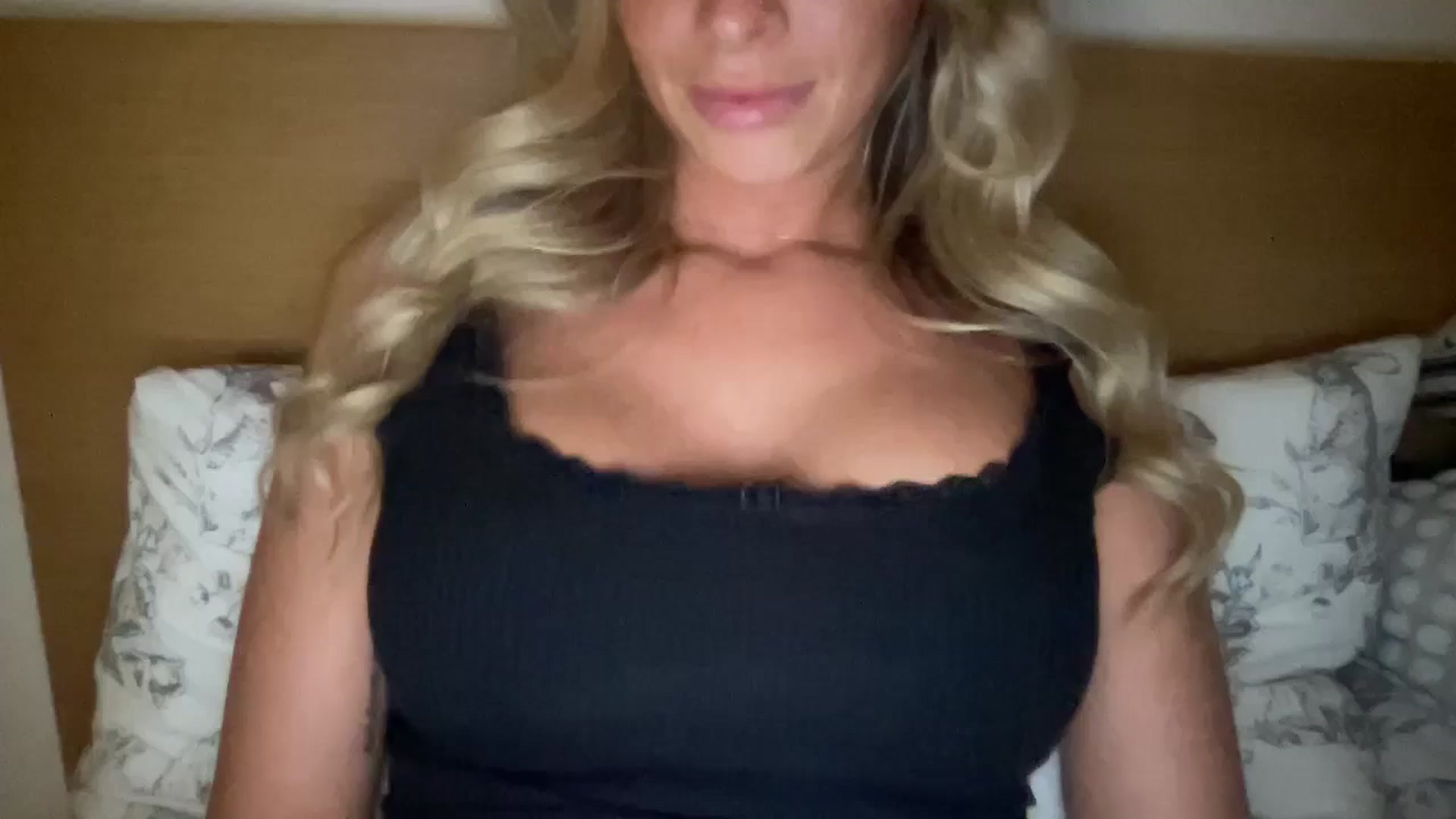 Gallery image thumbnail from Sophia_may7's myfreecams stream on, 06/03/2024, 21:45 image 9 of 20
