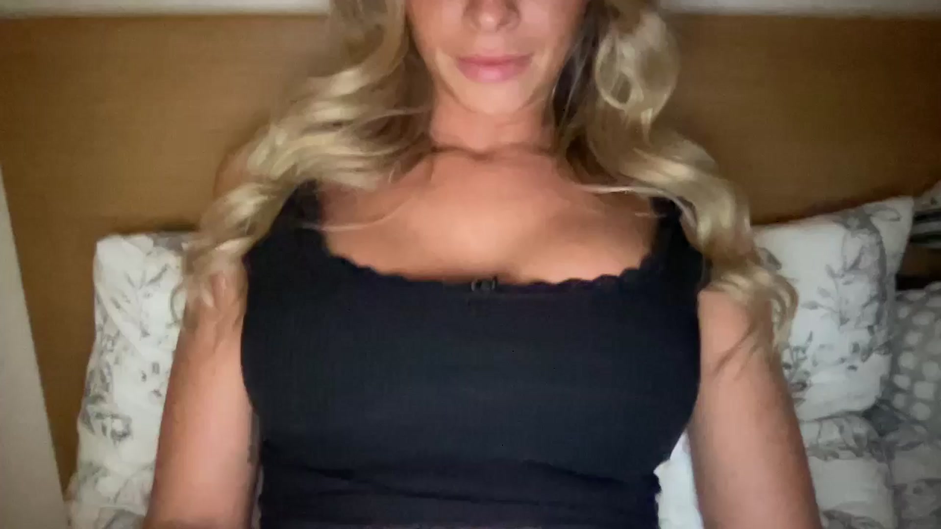 Gallery image thumbnail from Sophia_may7's myfreecams stream on, 06/03/2024, 21:45 image 10 of 20